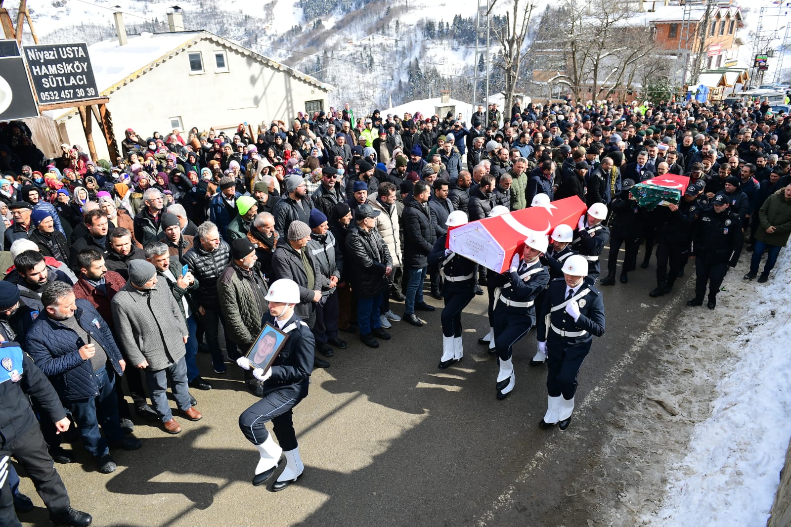 DEPREMDE HAYATINI KAYBEDEN BABA VE KIZI, TRABZON'DA SON YOLCULUKLARINA UĞURLANDI