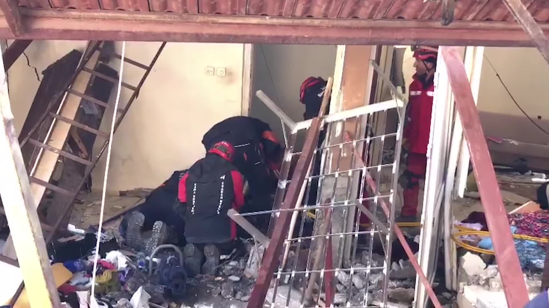 BAK KADIKÖY İLE İSTANBUL İTFAİYESİ, HATAY SAMANDAĞ’DA 72 YAŞINDAKİ BİR YURTTAŞI 83’ÜNCÜ SAATTE ENKAZDAN SAĞ ÇIKARDI