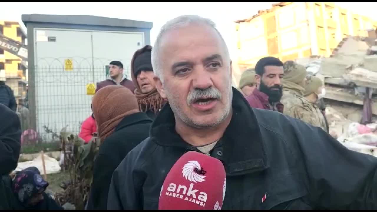 ENKAZIN BAŞINDA YEĞENİNİN KURTARILMASINI BEKLEYEN VATANDAŞ: "MEMUR OLARAK ATANMIŞTI, GÖREVİNE BAŞLADI, YERLEŞTİ O GECE DEPREME YAKALANDI”