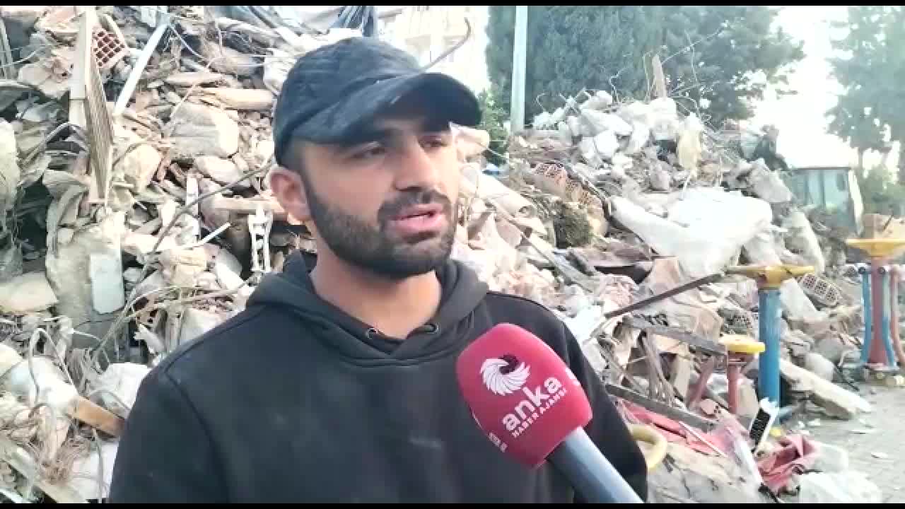 AKRABALARININ ENKAZDAN KURTARILMASINI BEKLEYEN VATANDAŞLAR BATTANİYE ÜZERİNDE SABAHLIYOR: “ÜÇ GÜNDÜR BURADAYIZ, HİÇBİR ŞEKİLDE BİR DESTEK, YARDIM YOK”