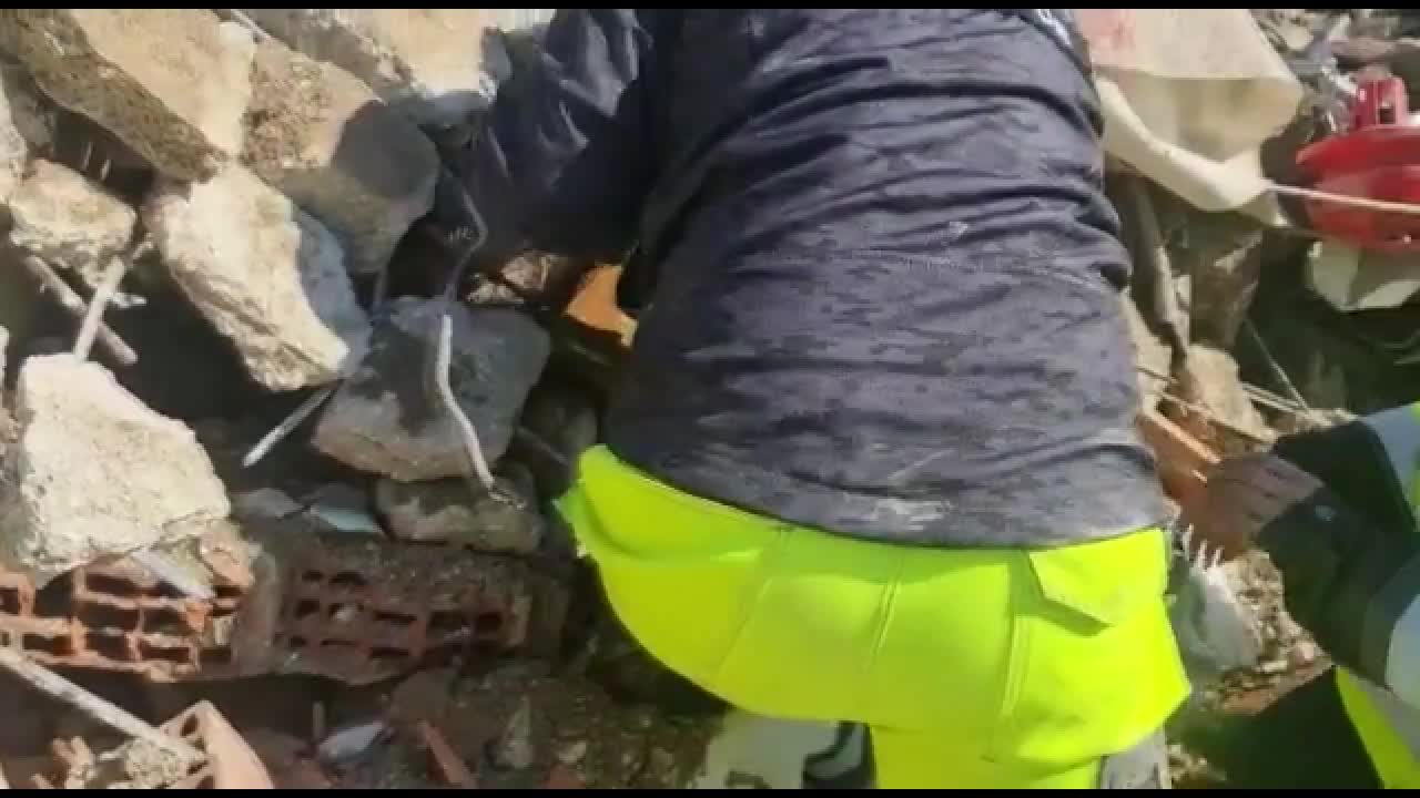 MACAR ARAMA KURTARMA EKİP ÜYESİ GÖZYAŞLARINI TUTAMADI