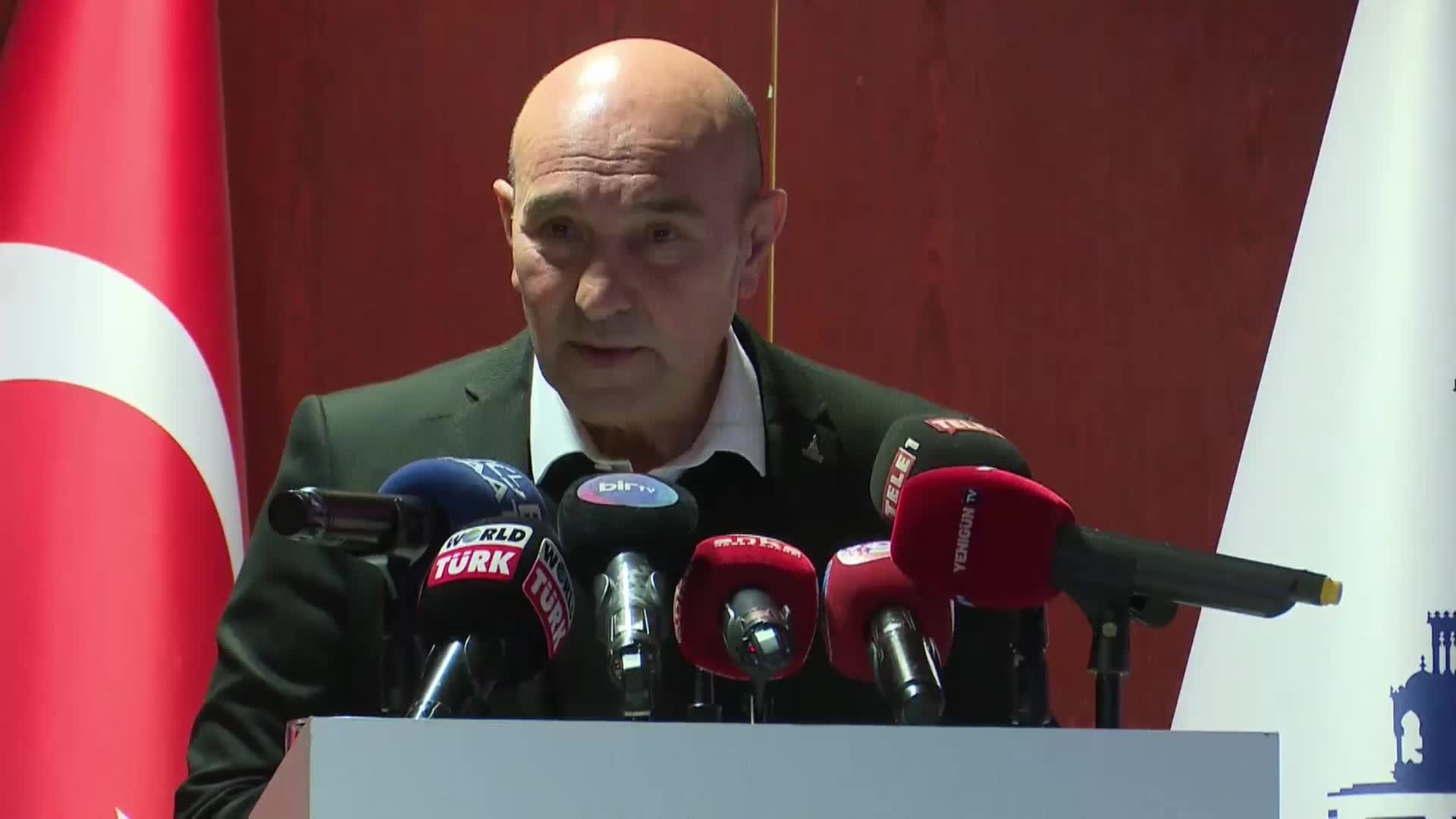 DEPREM BÖLGESİ İZLENİMLERİNİ ANLATAN TUNÇ SOYER, GÖZYAŞLARINI TUTAMADI: “CESETLER İKİLİ ÇIKIYOR. EVLADINA SARILMIŞ ANNELER, BABALAR”