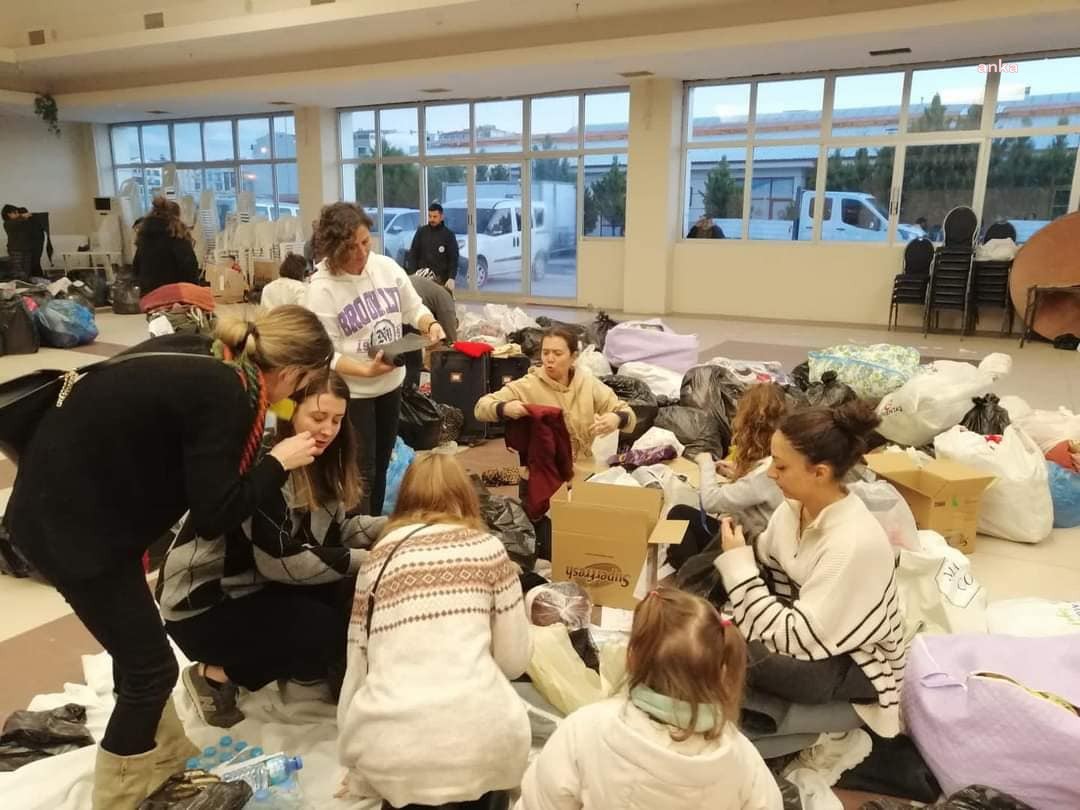 SEFERİHİSAR'DA GECE GÜNDÜZ DEPREM DAYANIŞMASI