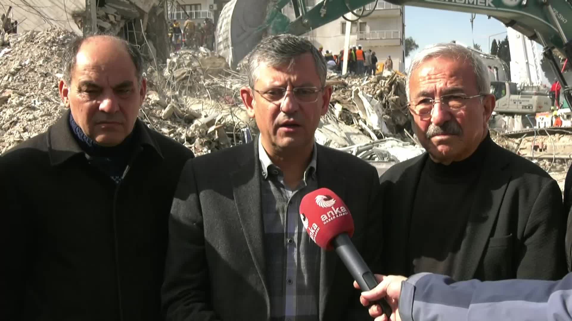 ÖZGÜR ÖZEL, FUAT OKTAY’A OSMANİYE’DEN YANIT VERDİ: “KOORDİNASYONSUZLUĞUN ÜSTÜNE BİR DE DUYARSIZLIĞI EKLEMEYİN”