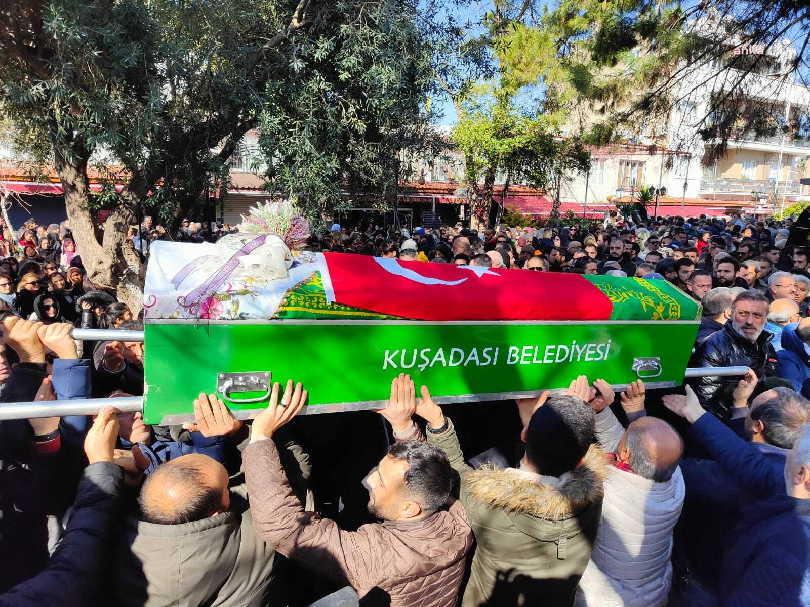 DEPREMDE HAYATINI KAYBEDEN İKİ GENÇ, KUŞADASI’NDA SONSUZLUĞA UĞURLADI