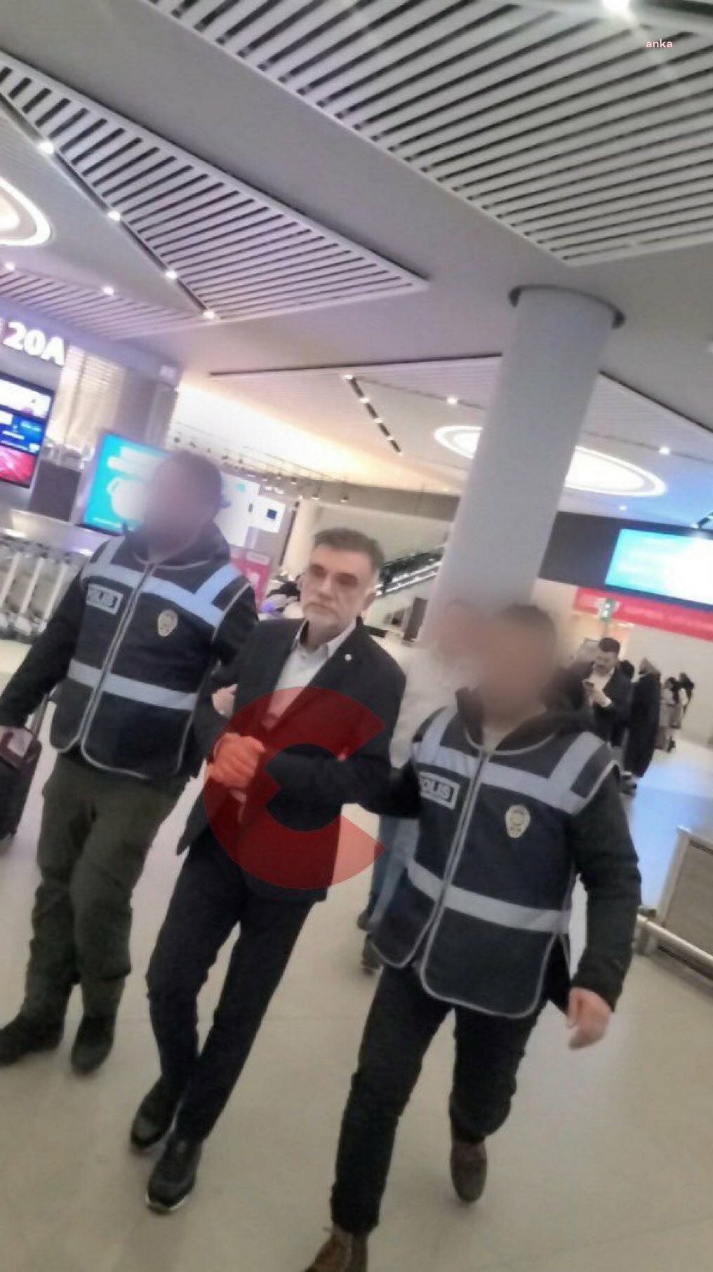 DEPREMDE YIKILAN HATAY'DAKİ RÖNESANS REZİDANS'IN MÜTEAHHİDİ İSTANBUL HAVALİMANI'NDA YAKALANDI