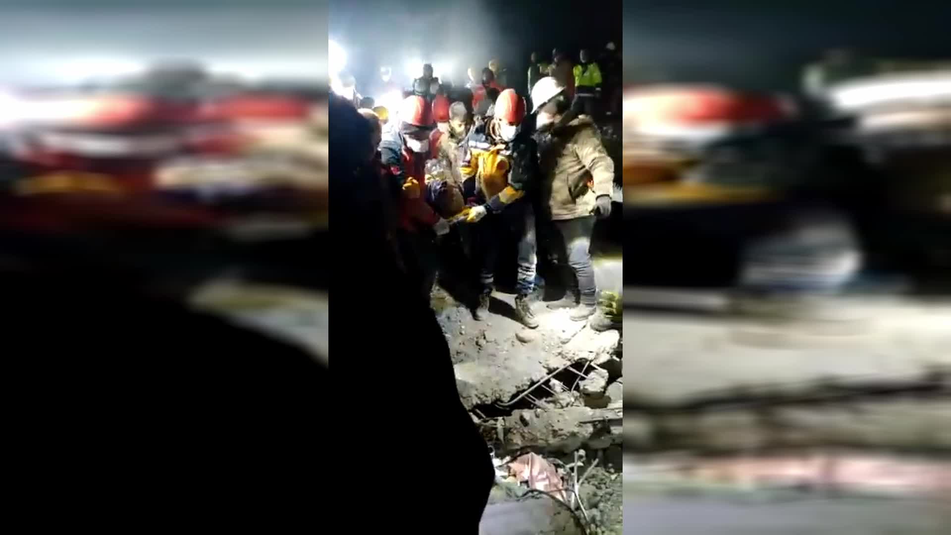 MSB PERSONELİ, ADIYAMAN’DA İKİSİ ÇOCUK, 3 KİŞİYİ ENKAZ ALTINDAN SAĞ OLARAK KURTARDI