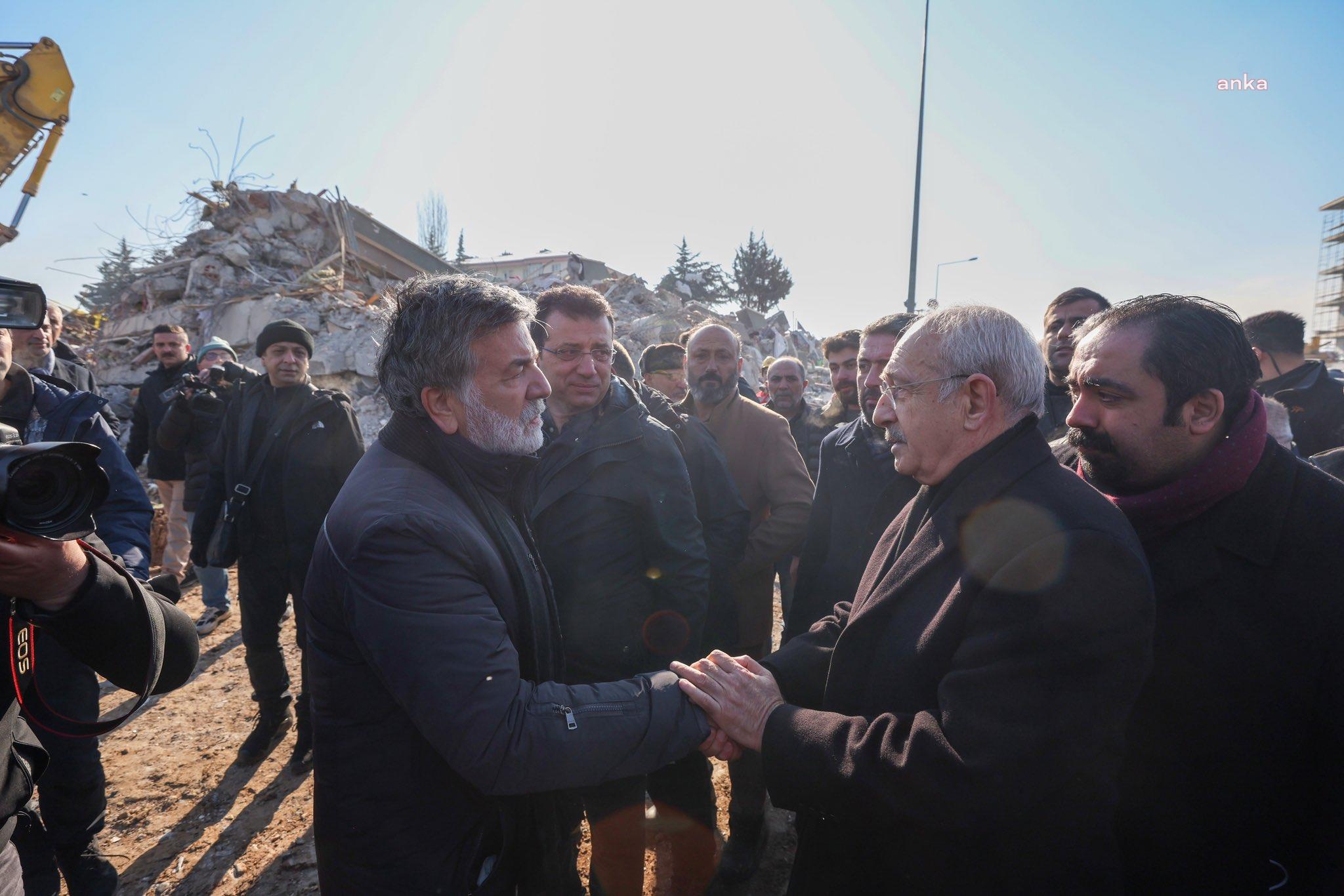 KILIÇDAROĞLU, DEPREM BÖLGESİNDE: “BU ENKAZI HEP BİRLİKTE KALDIRACAĞIZ. YARALARIMIZI SARACAĞIZ”