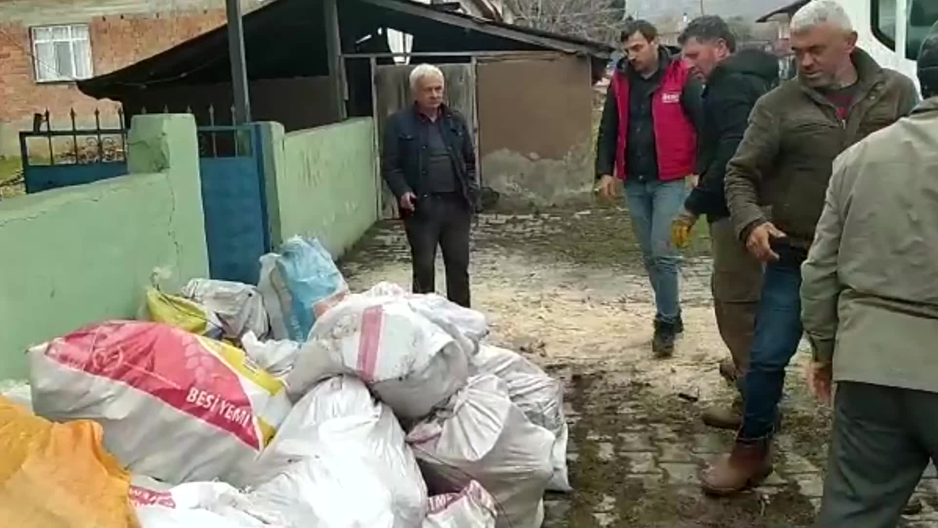 MERA ALANLARI İÇİN DİRENEN ÇAMBÜKÜ HALKINDAN DEPREMZEDELERE YAKACAK ODUN YARDIMI