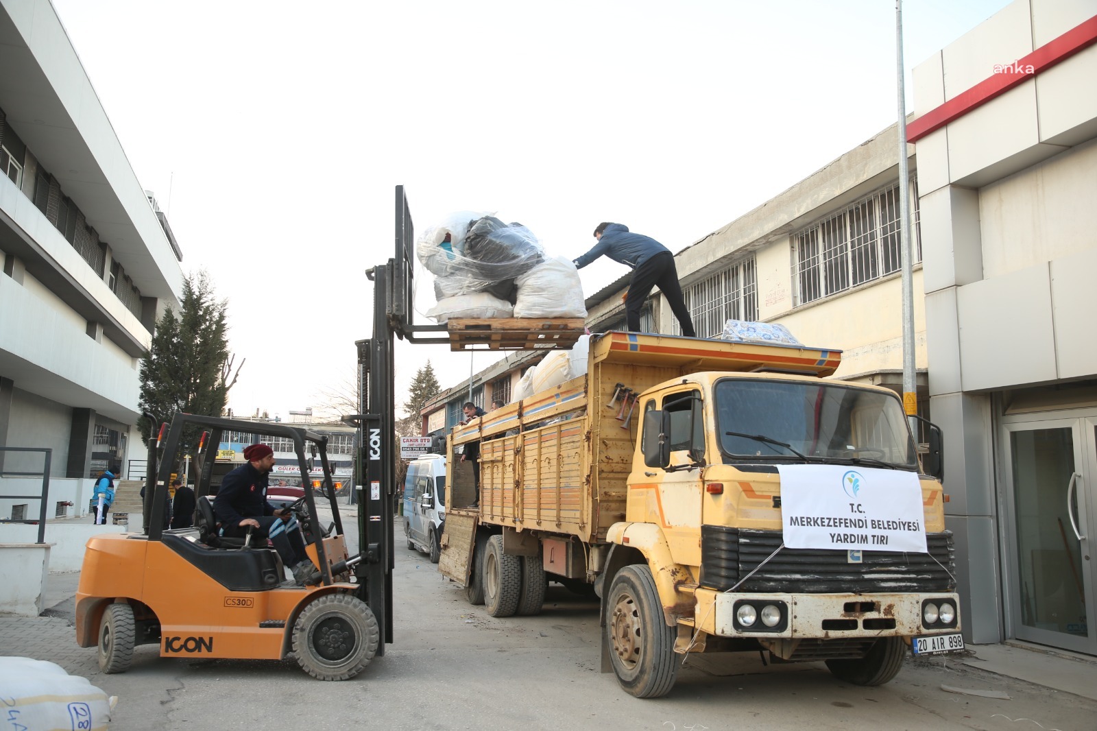 MERKEZEFENDİ BELEDİYESİ, DEPREM BÖLGESİNE 66 ARAÇLA YARDIM GÖNDERDİ