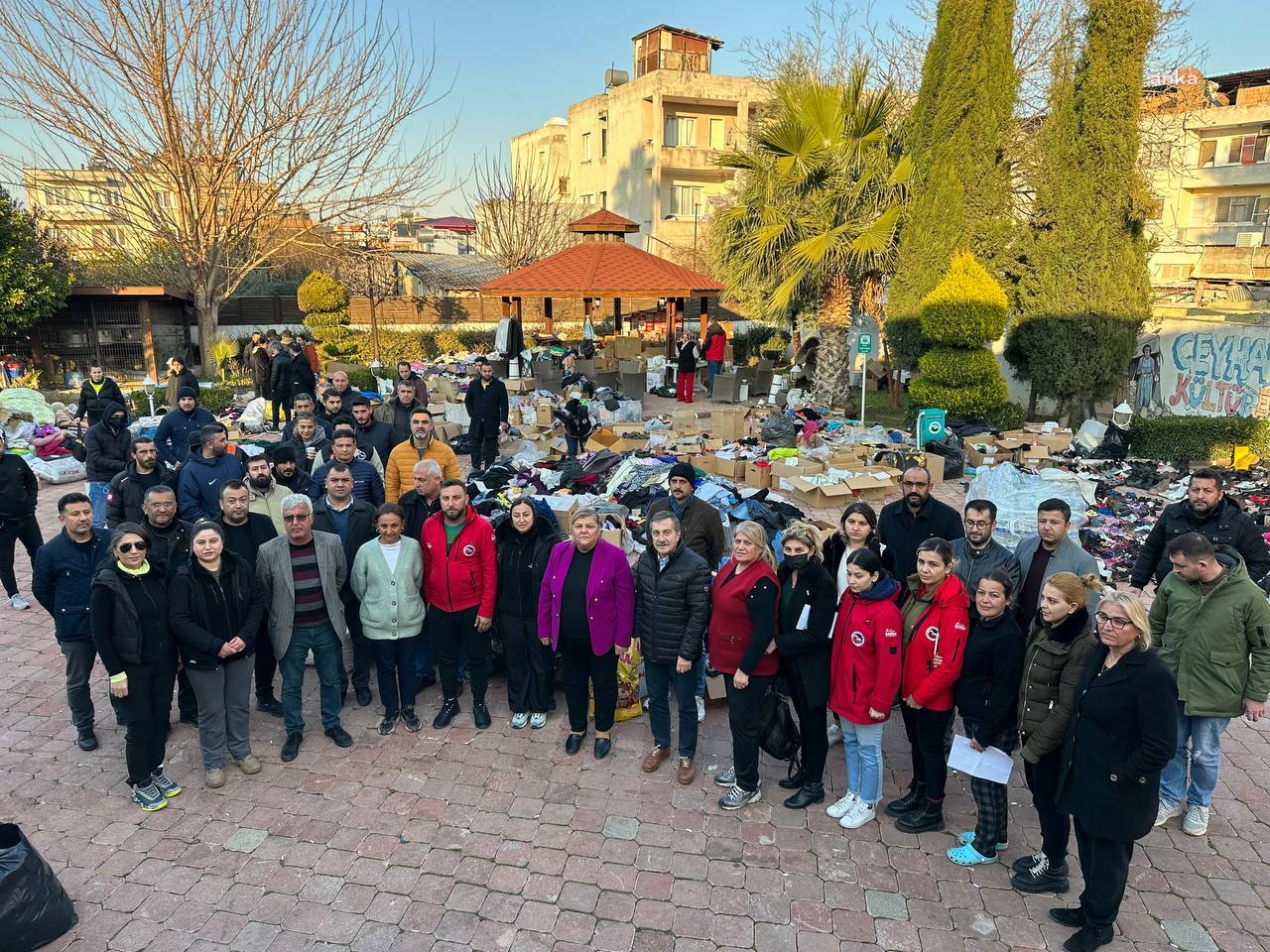TEPEBAŞI BELEDİYE BAŞKANI ATAÇ, DEPREMDEN ETKİLENEN ADANA'YI ZİYARET ETTİ