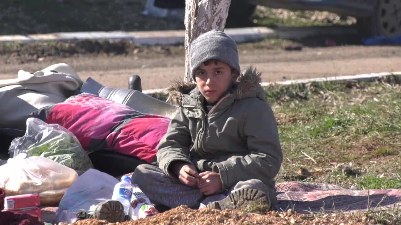ALTI GÜN SONRA PAZARCIK'TAKİ BİR DEPREMZEDE: "HALA AYAKLARINDA BOT SIRTLARINDA MONT OLMAYAN ÇOCUKLAR VAR"