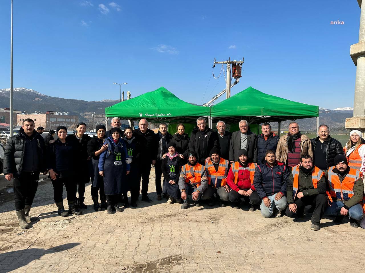 TEPEBAŞI BELEDİYE BAŞKANI ATAÇ’TAN GAZİANTEP’TEKİ DEPREMZEDELERE GEÇMİŞ OLSUN ZİYARETİ