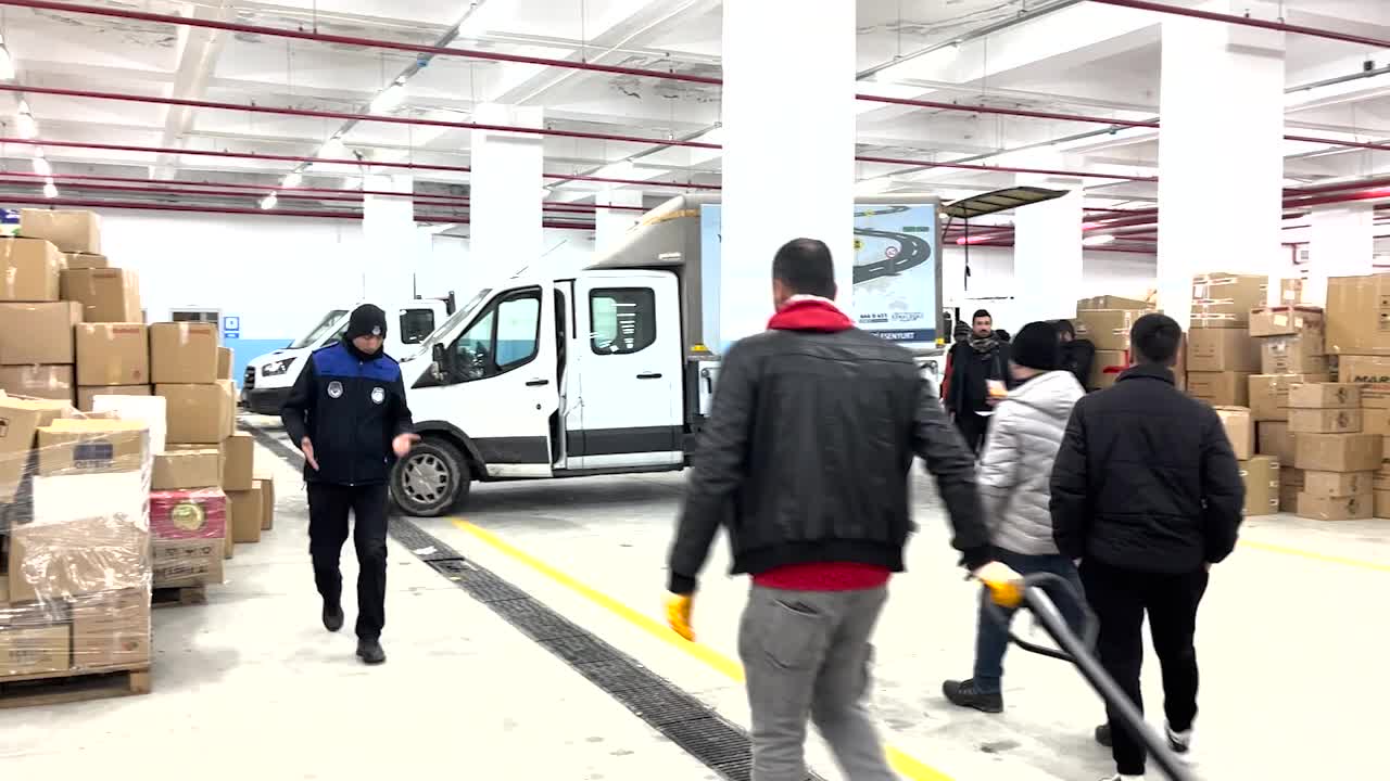 ESENYURT’TA DEPREMZEDELER İÇİN BAŞLATILAN YARDIM KAMPANYASI SÜRÜYOR