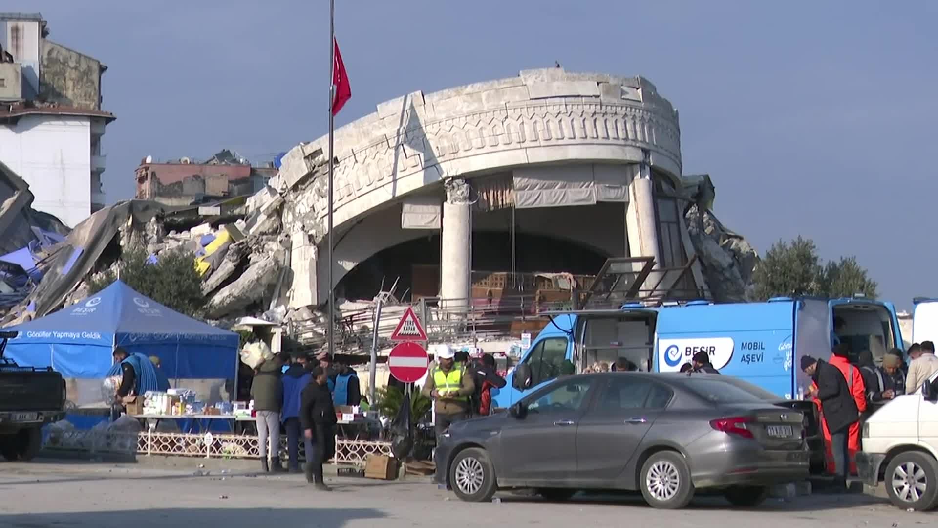 DEPREMİN ARDINDAN ANTAKYA’DA TARİHİ BİNALAR DA YIKILDI… MAHALLE MUHTARI YAVRUN: "BIRAKIP GİDEMEM HER ŞEYİM BURADA, DÜNYAMIZ AŞAĞIDA”