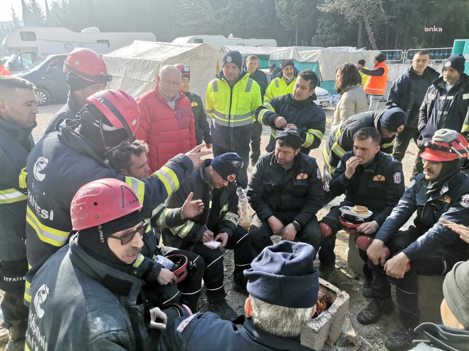 UTKU ÇAKIRÖZER’DEN AFET BÖLGESİNDEKİ ESKİŞEHİR BÜYÜKŞEHİR EKİPLERİNE DESTEK ZİYARETİ