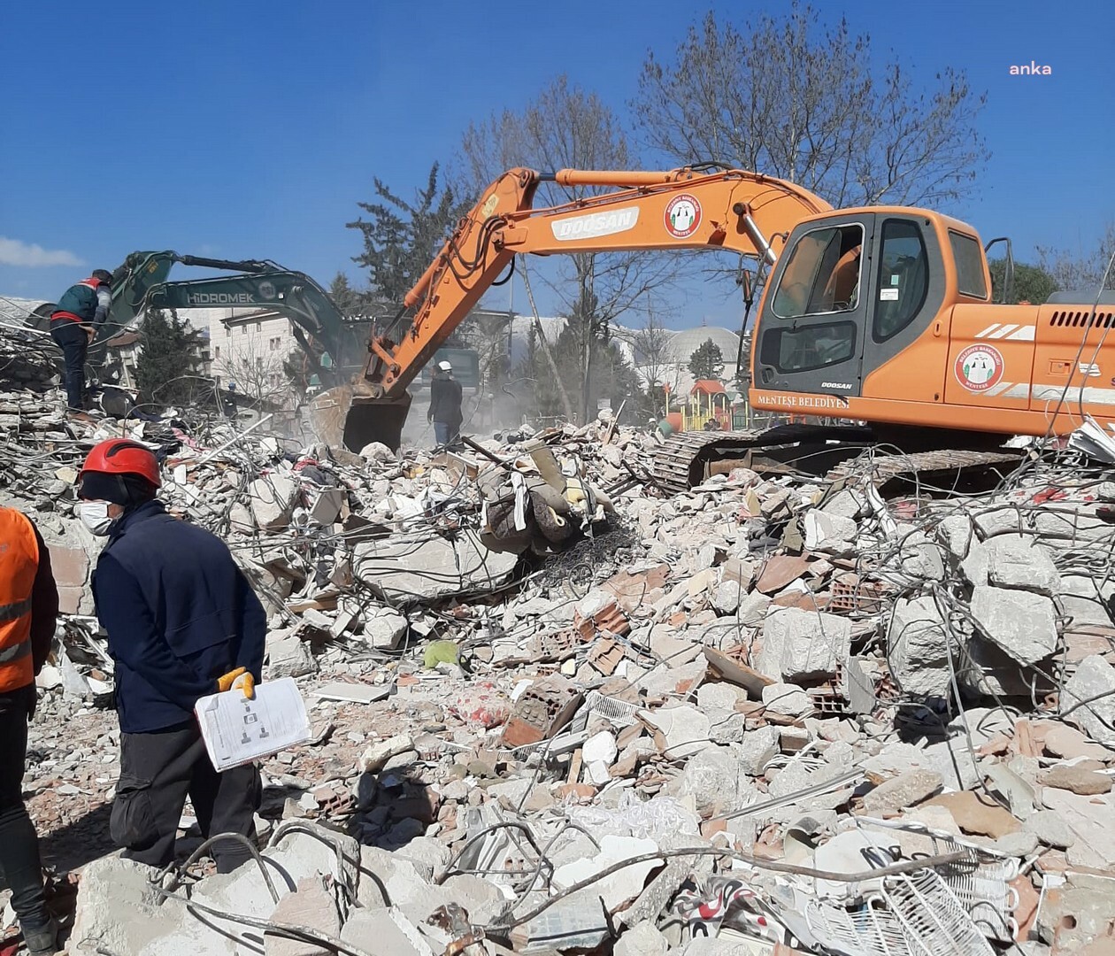 MENTEŞE BELEDİYESİ EKİPLERİ, DEPREM BÖLGESİNDE ÇALIŞMALARINI SÜRDÜRÜYOR
