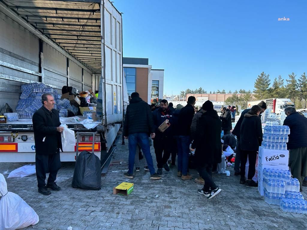 ADIYAMAN'DAKİ MEGA POLİETİLEN FABRİKASI YARDIM MERKEZİNE DÖNÜŞTÜRÜLDÜ