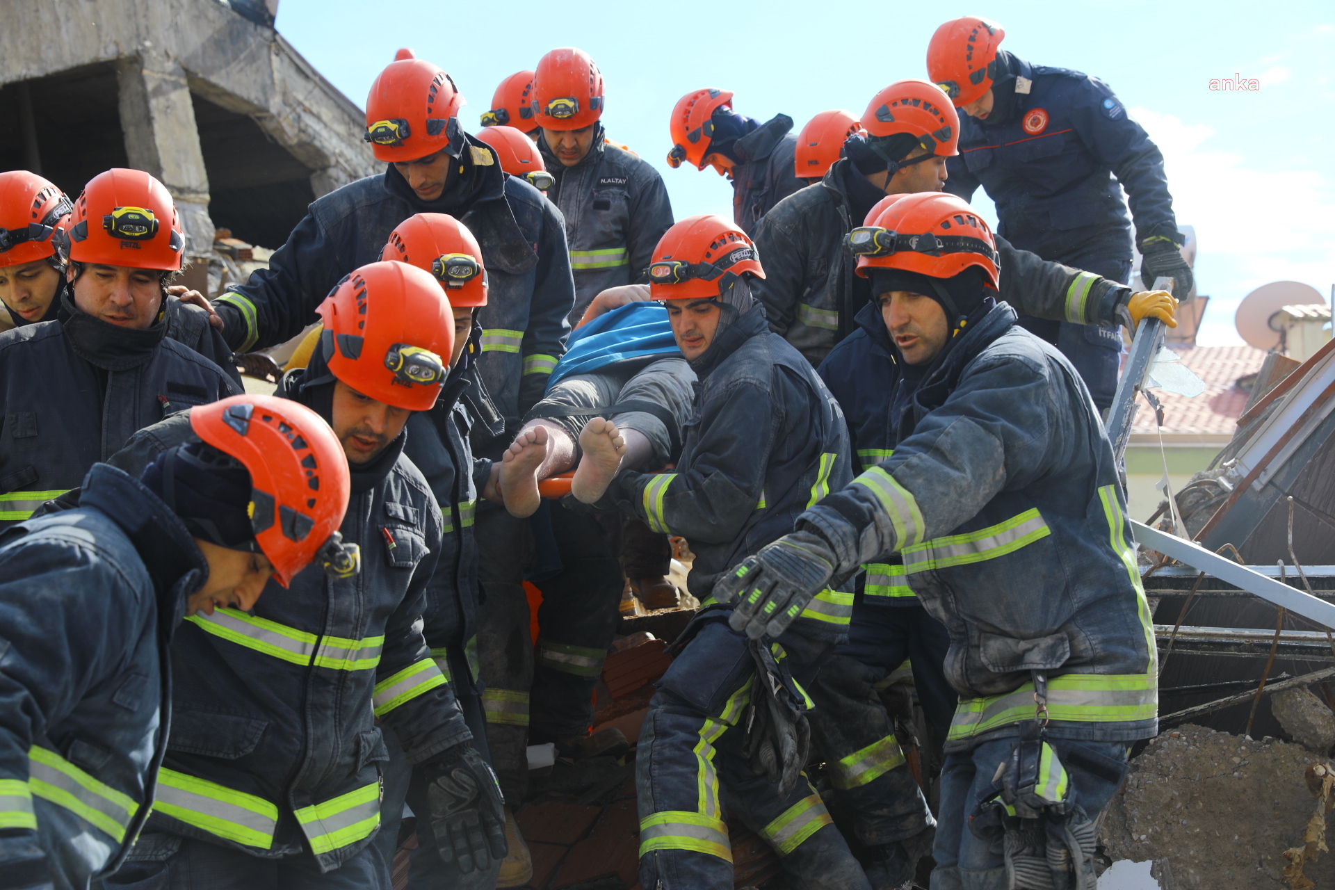 ANTALYA BÜYÜKŞEHİR BELEDİYESİ İTFAİYESİ, ENKAZ ALTINDAN 79 KİŞİYİ KURTARDI