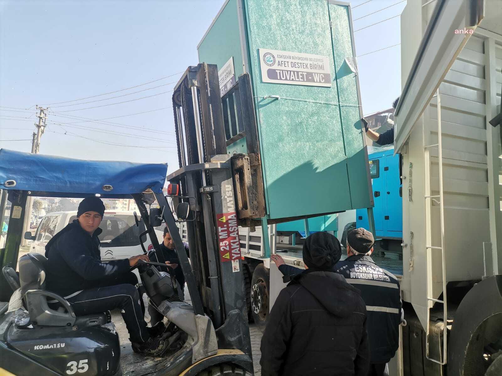 ESKİŞEHİR BÜYÜKŞEHİR’İN AFET BÖLGESİNE ULAŞTIRDIĞI SEYYAR TUVALETLER KURULUYOR