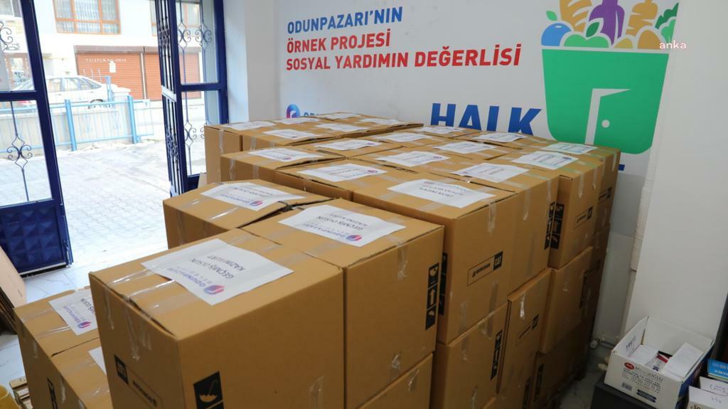 ODUNPAZARI BELEDİYESİ’NDEN HALK MARKET İLE İLÇEYE GELEN DEPREMZEDELERE DESTEK