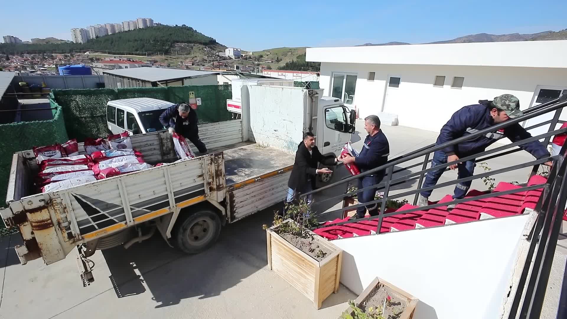 BAYRAKLI’DAN DEPREM MAĞDURU CAN DOSTLARA MAMA DESTEĞİ