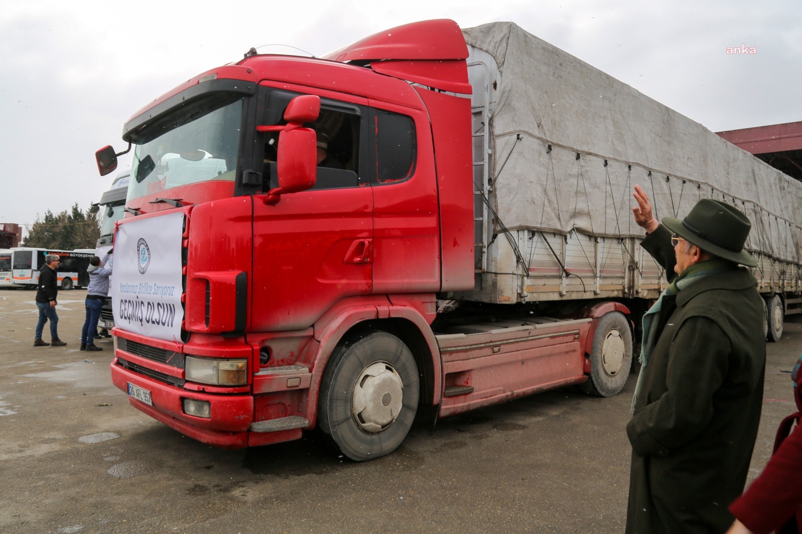 ESKİŞEHİR BÜYÜKŞEHİR, AFET BÖLGESİNE 70 TIR İNSANİ YARDIM MALZEMESİ GÖNDERDİ