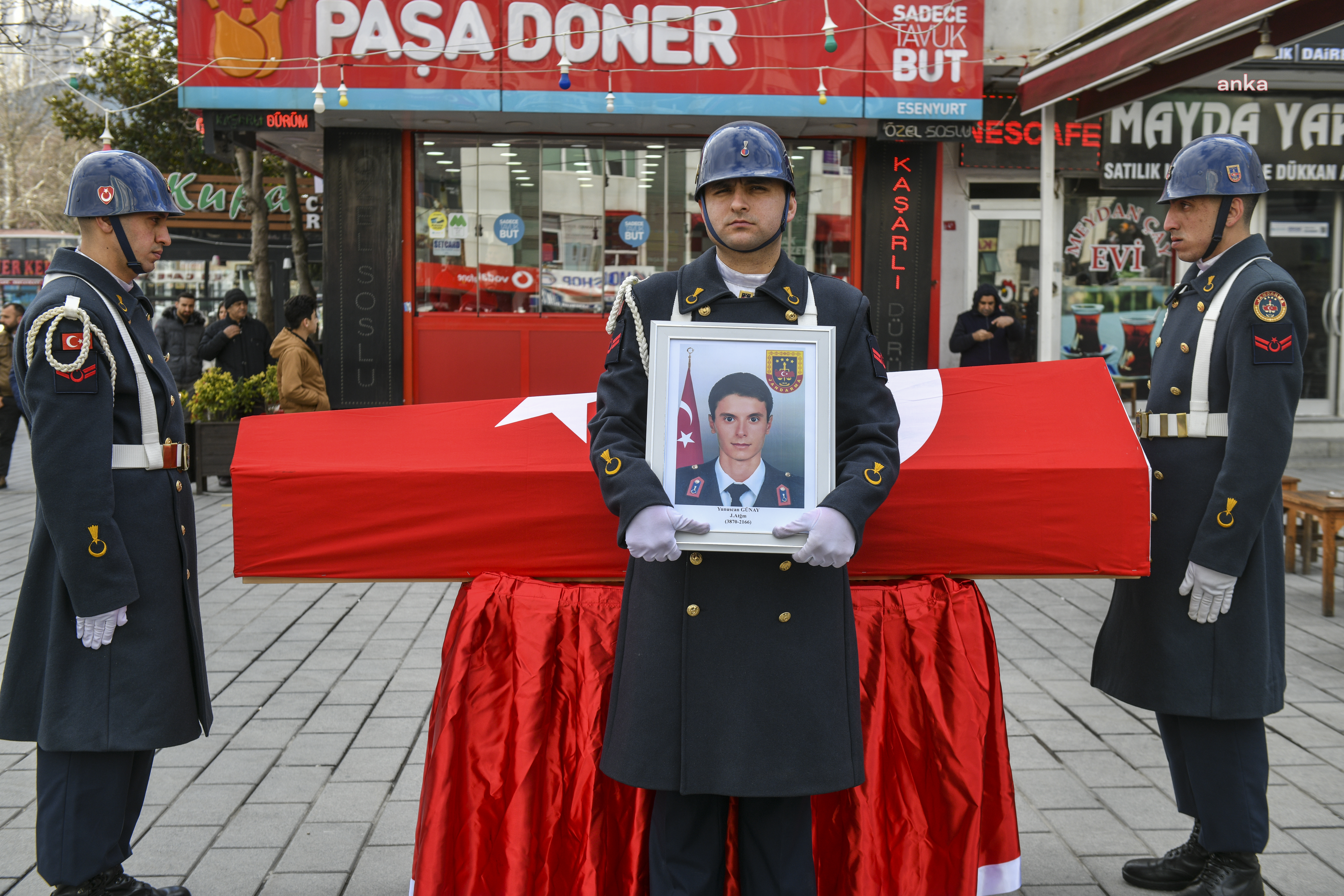 ESENYURT, DEPREM ŞEHİDİNİ UĞURLADI