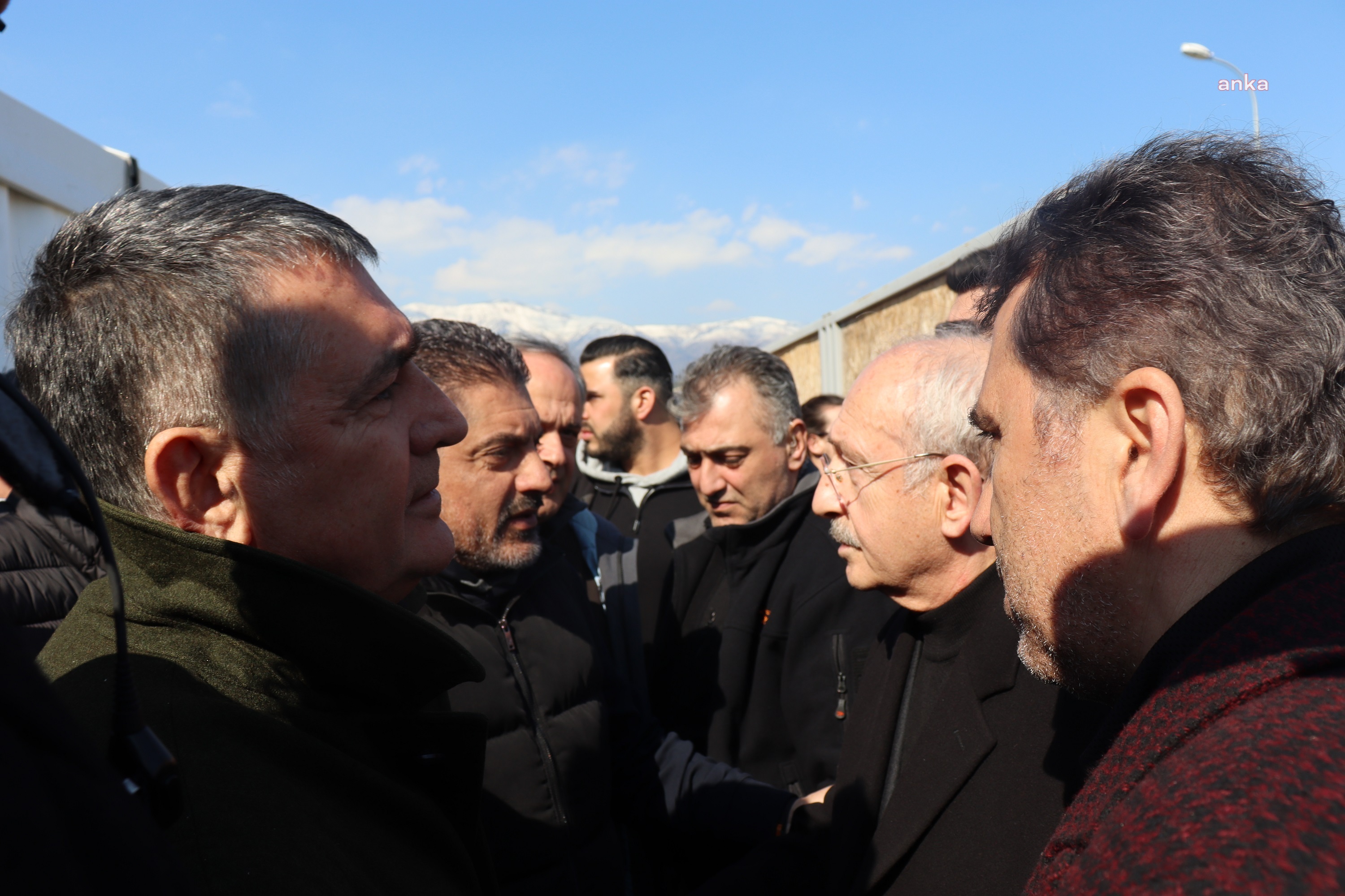 TÜSİAD, TÜRKONFED VE HABİTAT DERNEĞİ YÖNETİCİLERİ AFET BÖLGESİNİ ZİYARET ETTİ