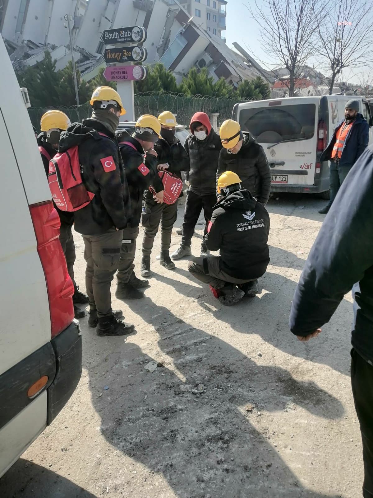 TORBALI BELEDİYESİ EKİPLERİ, DEPREM BÖLGESİNDE ÇALIŞMAYA DEVAM EDİYOR