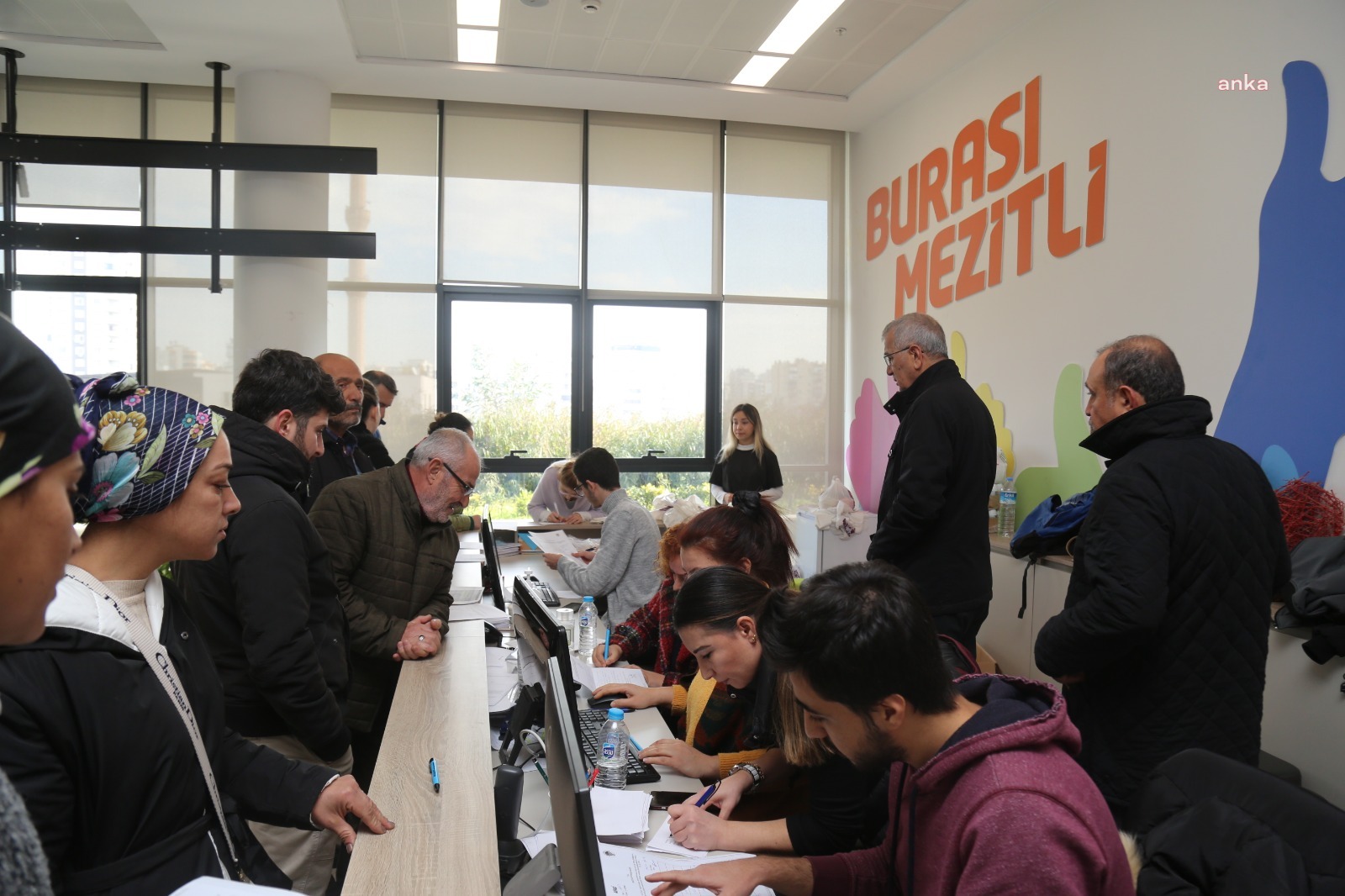 MEZİTLİ BELEDİYESİ HALK MASASI, DEPREMZEDELER İÇİN ÇALIŞIYOR