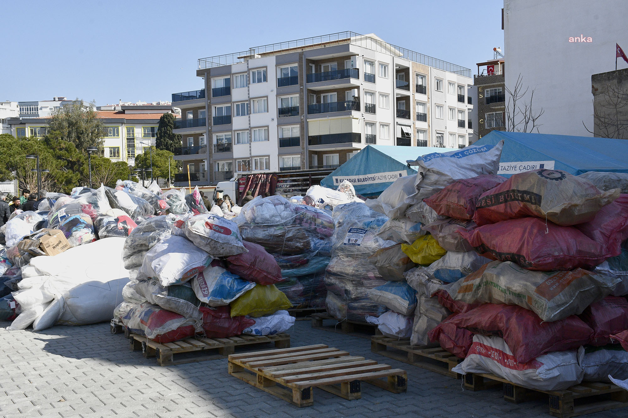 KUŞADASI BELEDİYESİ, DEPREMİN ARDINDAN DAYANIŞMAYI SÜRDÜRÜYOR