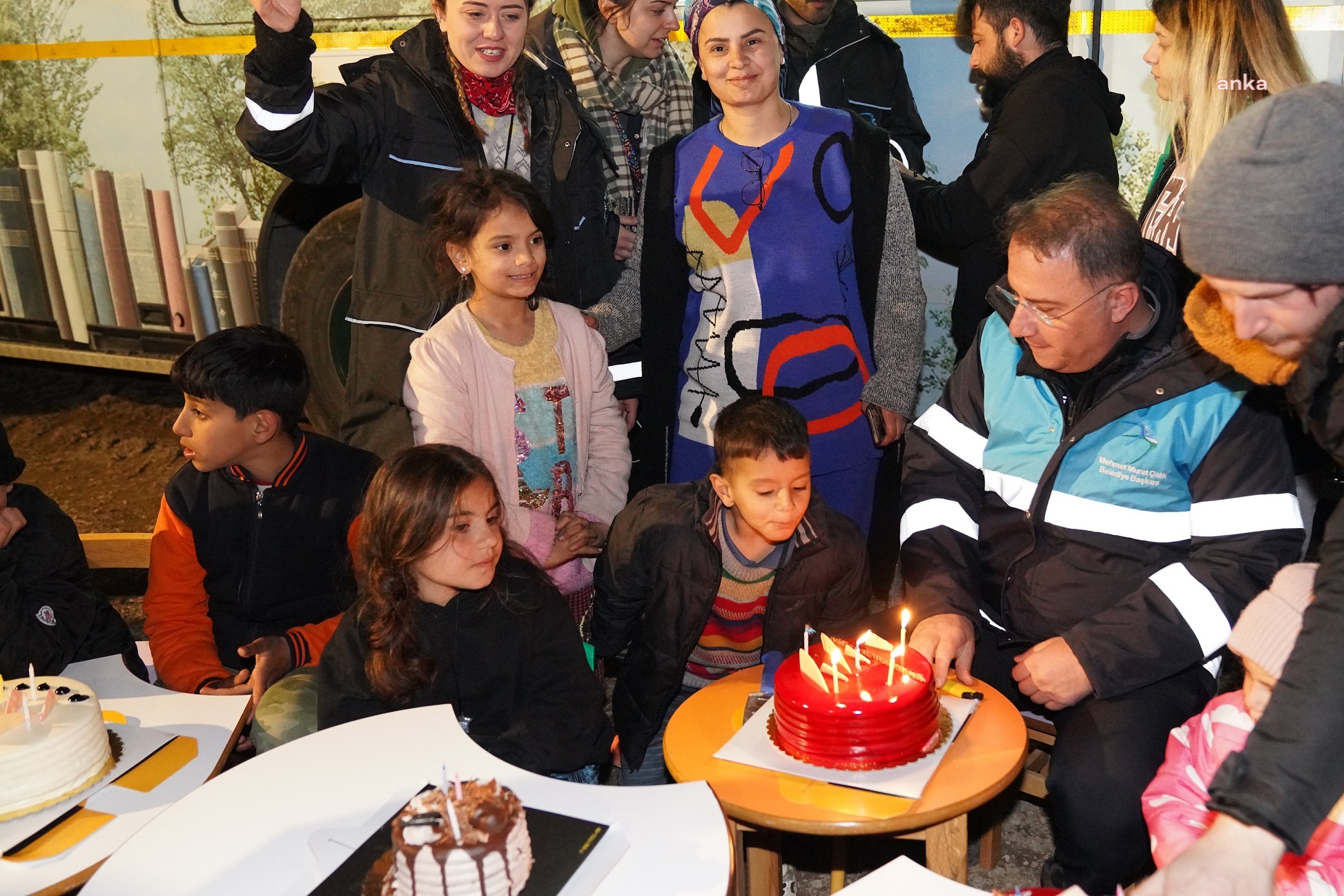 BEYLİKDÜZÜ BELEDİYE BAŞKANI ÇALIK'TAN MİNİK BURAK’A ÇADIR KENTTE DOĞUM GÜNÜ SÜRPRİZİ