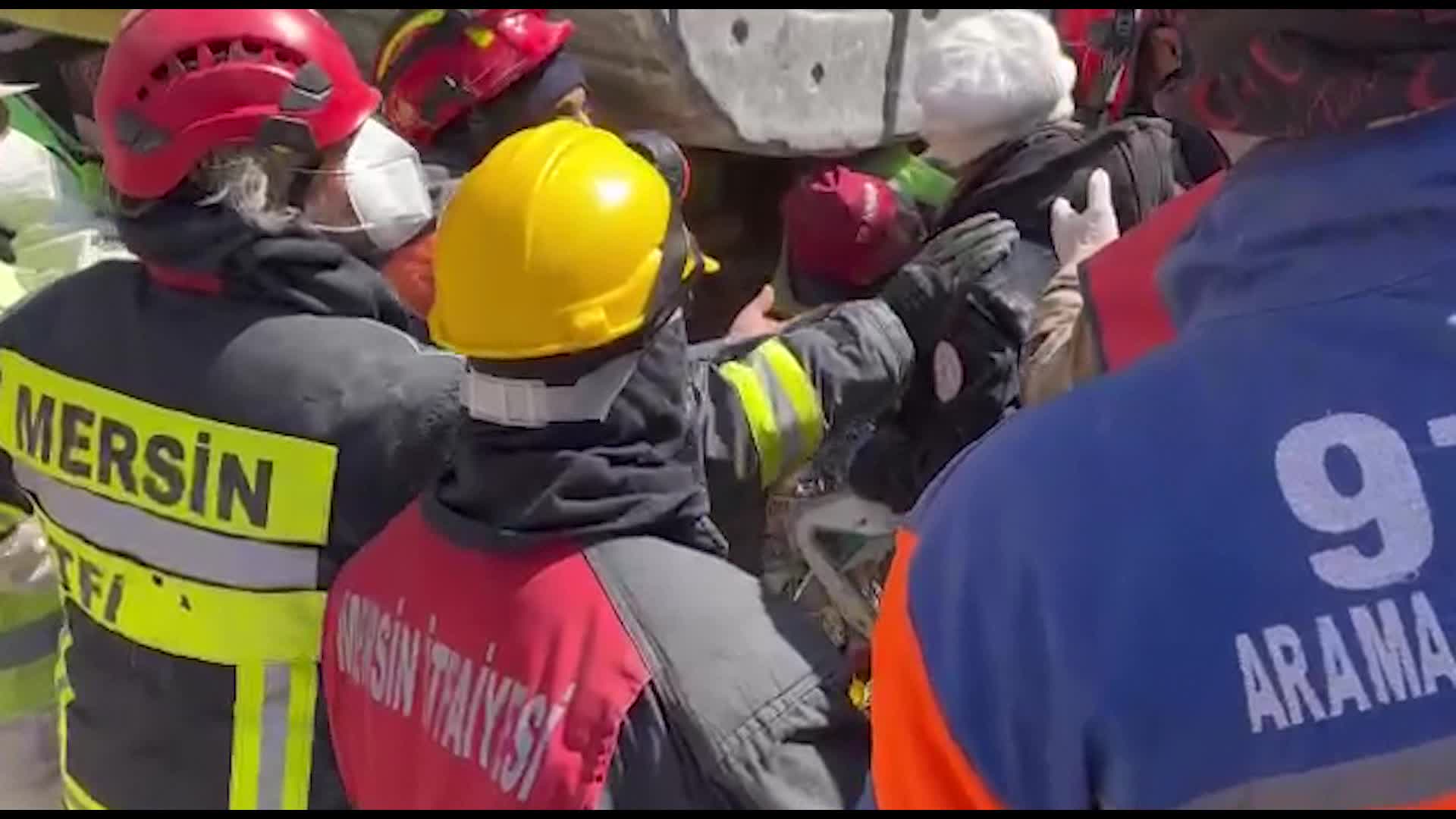 MERSİN BÜYÜKŞEHİR BELEDİYESİ İTFAİYESİ, DEPREMİN 200’ÜNCÜ SAATİNDE BİR YURTTAŞI ENKAZDAN KURTARDI