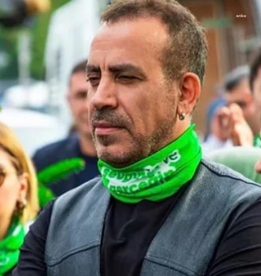 HALUK LEVENT TRAFİK KAZASI GEÇİRDİ: "ÖZÜR DİLEYEREK YAZIYORUM; KEMER TAKMAMIŞTIM, KAFAMI 2 KEZ TAVANA ÇARPTIM. KASLARDA BİRAZ ZEDELENME VAR"