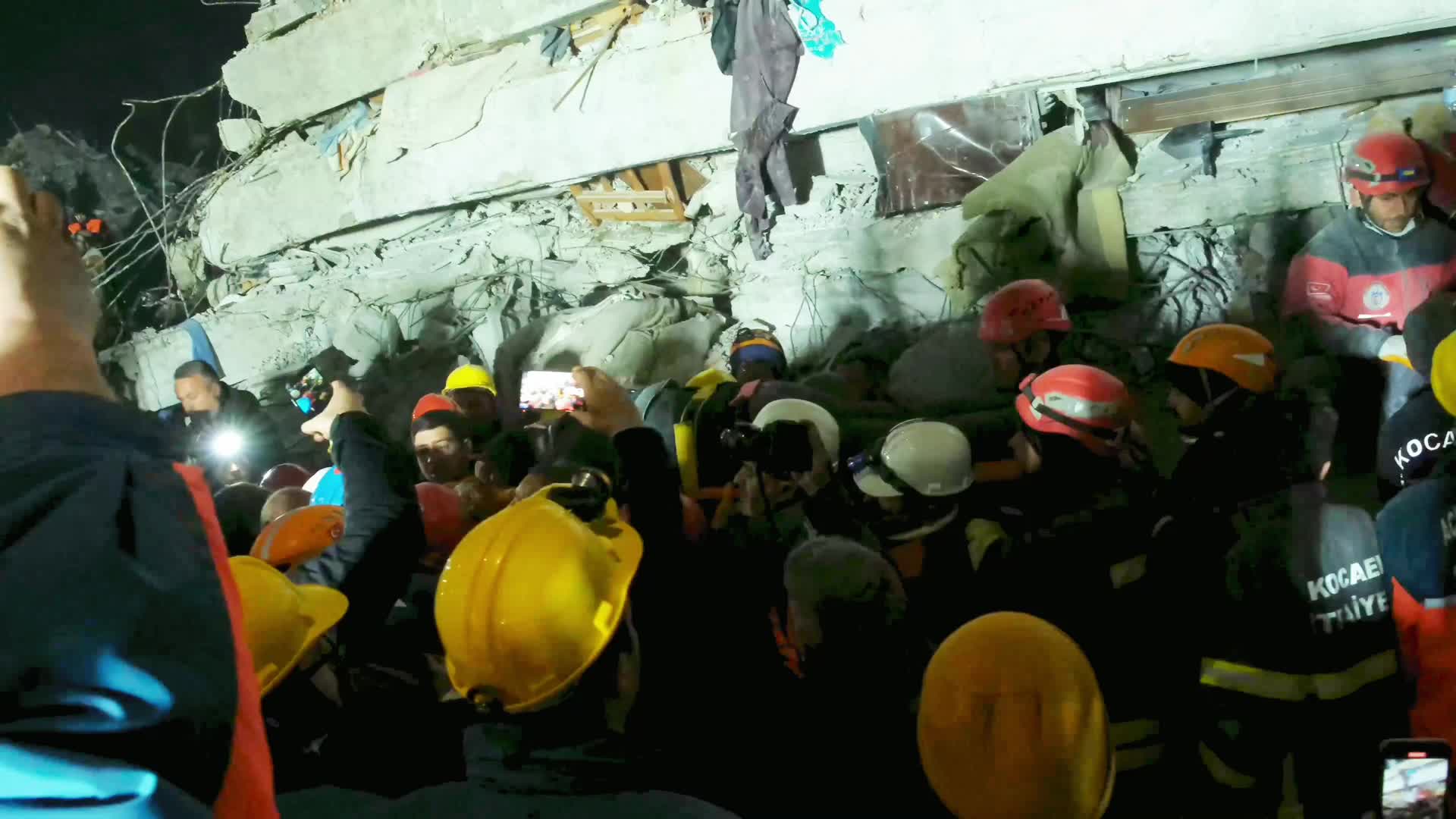 HATAY’DA YABANCI UYRUKLU KARI KOCA, DEPREMDEN 209 SAAT SONRA ENKAZDAN SAĞ OLARAK ÇIKARILDI