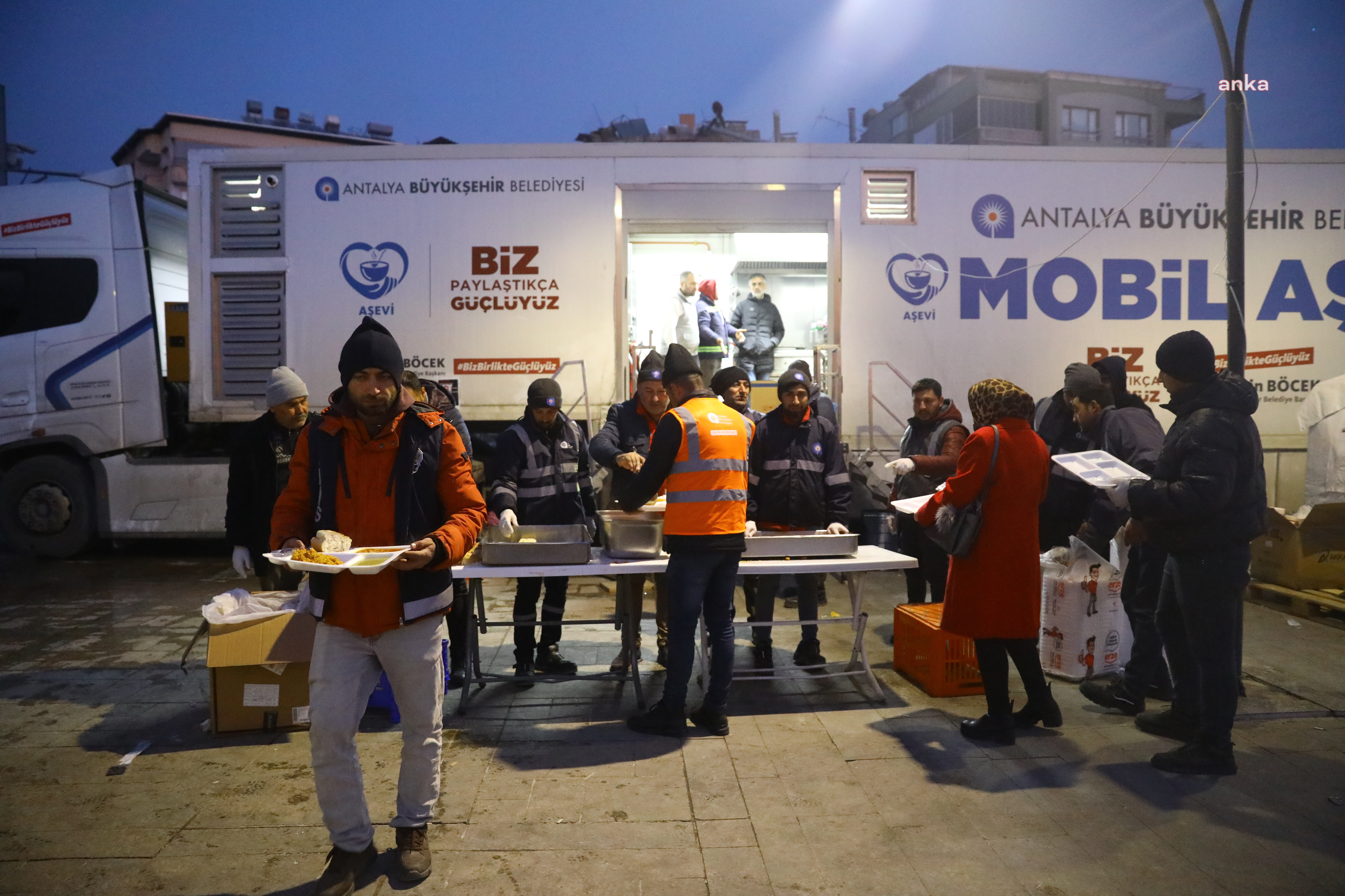 ANTALYA BÜYÜKŞEHİR BELEDİYESİ, DEPREMZEDELERİN YANINDA OLMAYA DEVAM EDİYOR