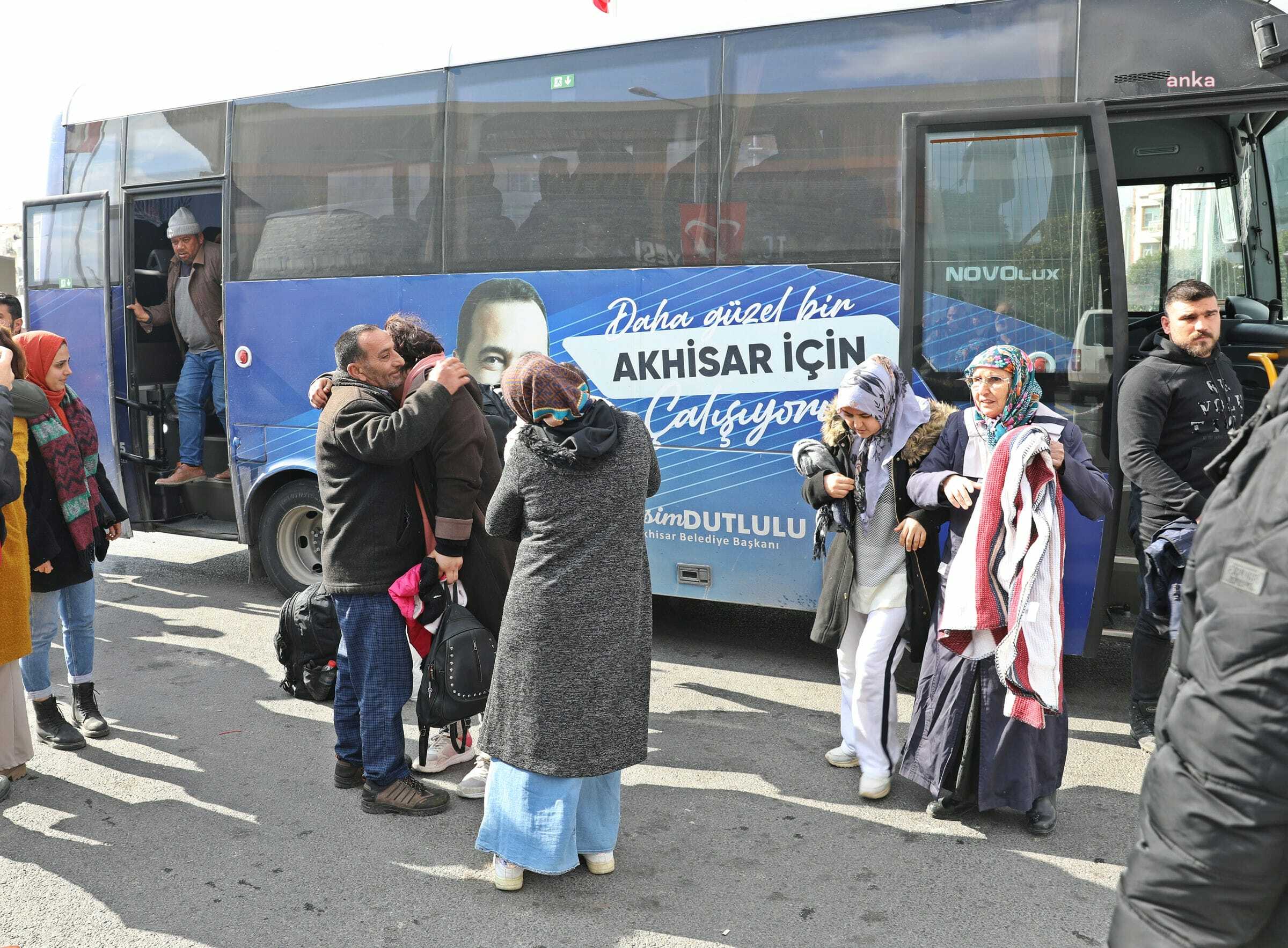 AKHİSAR BELEDİYESİ’NİN AFETZEDELERE ULAŞIM DESTEĞİ DEVAM EDİYOR