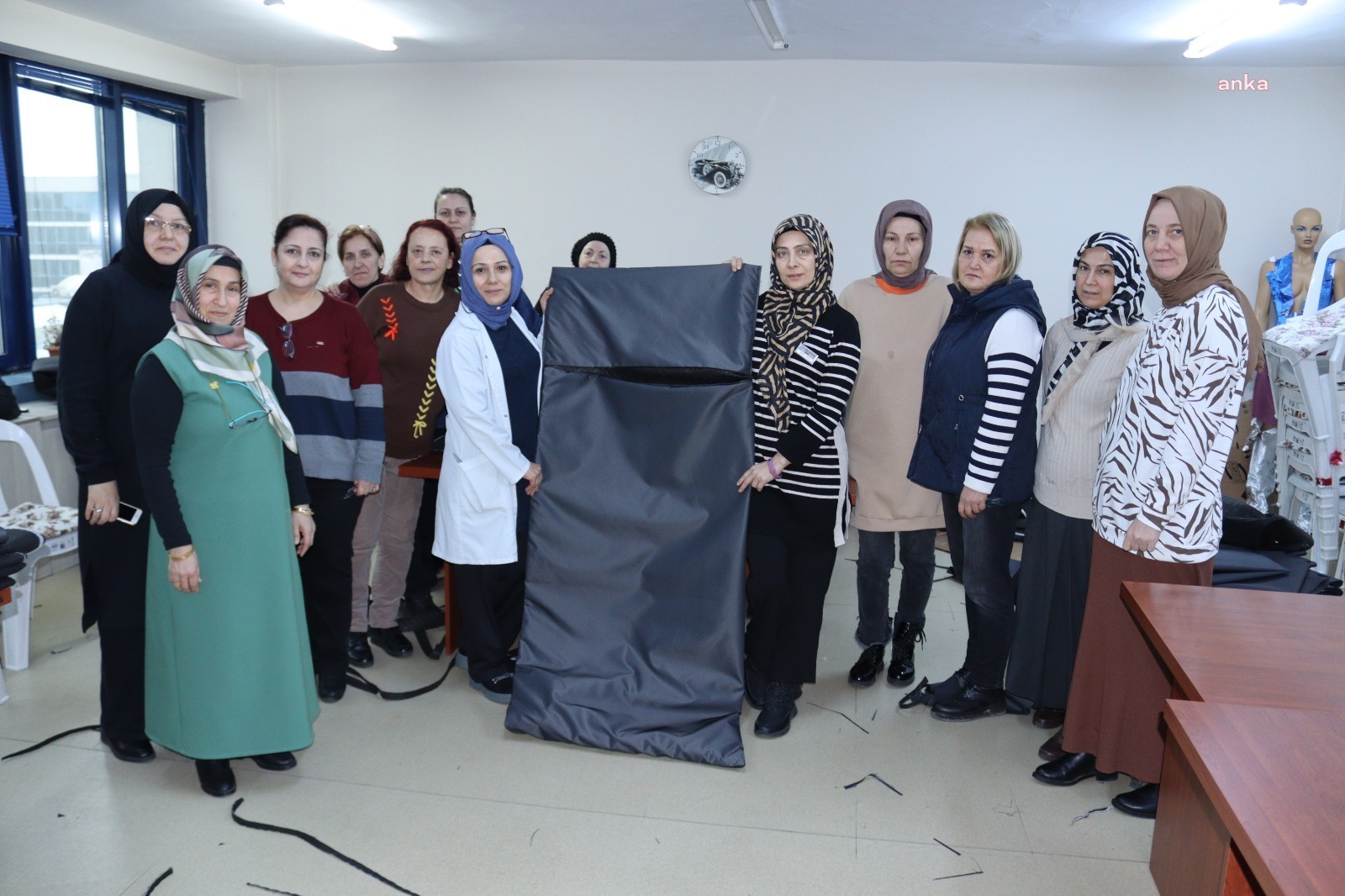 İZMİT BELEDİYESİ'NİN KURSİYELERİ DEPREMZEDELER İÇİN UYKU TULUMU ÜRETMEYE BAŞLADI