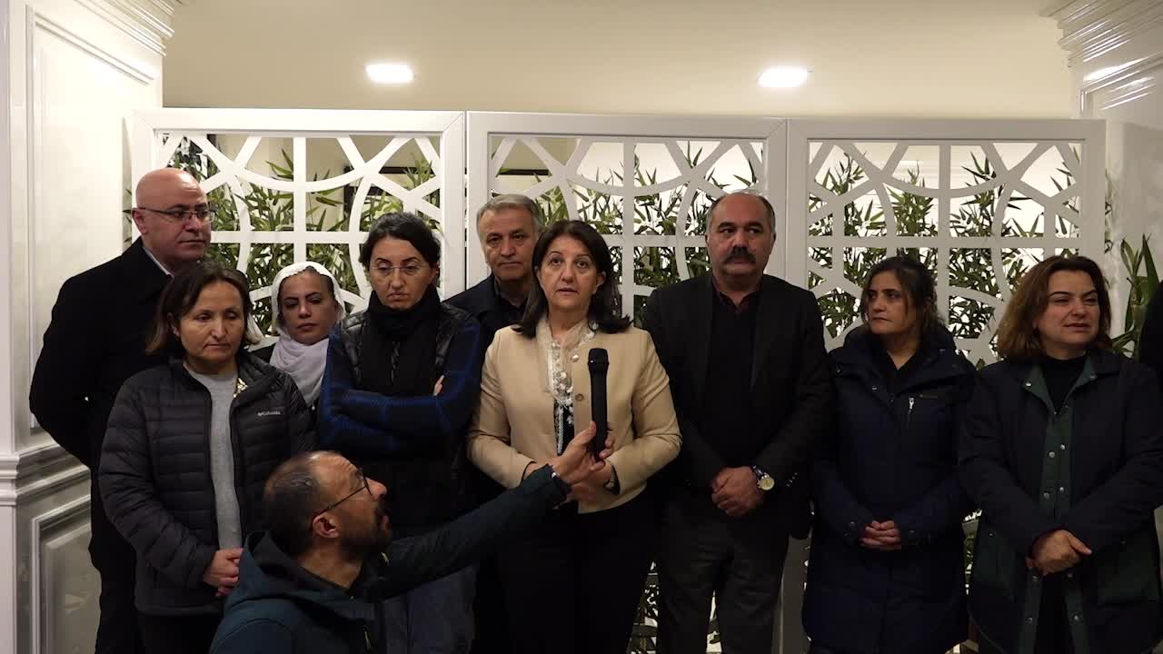 PERVİN BULDAN’DAN PAZARCIK’TA YARDIM ÇALIŞMALARININ ENGELLENMESİNE TEPKİ: “DEPREMİN İLK İKİ GÜNÜ KOLLUK, HÜKÜMET, ASKER ORTADA YOKTU. ŞİMDİ BAKIYORUZ YARDIM MALZEMELERİNİ ENGELLEMEK İÇİN ORAYA GİTMİŞLER”