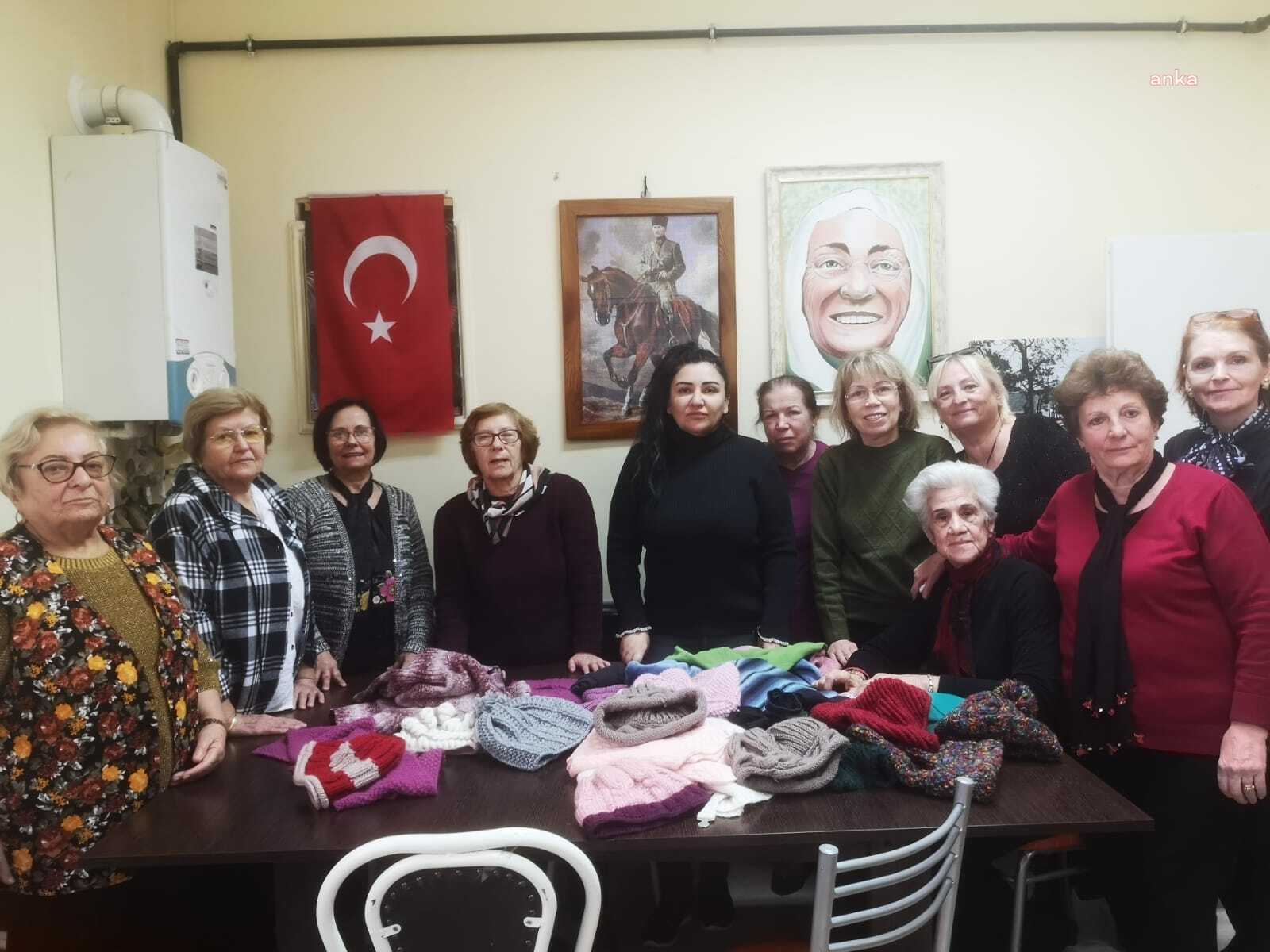 KARTALLI KADINLARIN ÖRDÜĞÜ ATKI VE BERELER, DEPREMZEDELERE GÖNDERİLİYOR