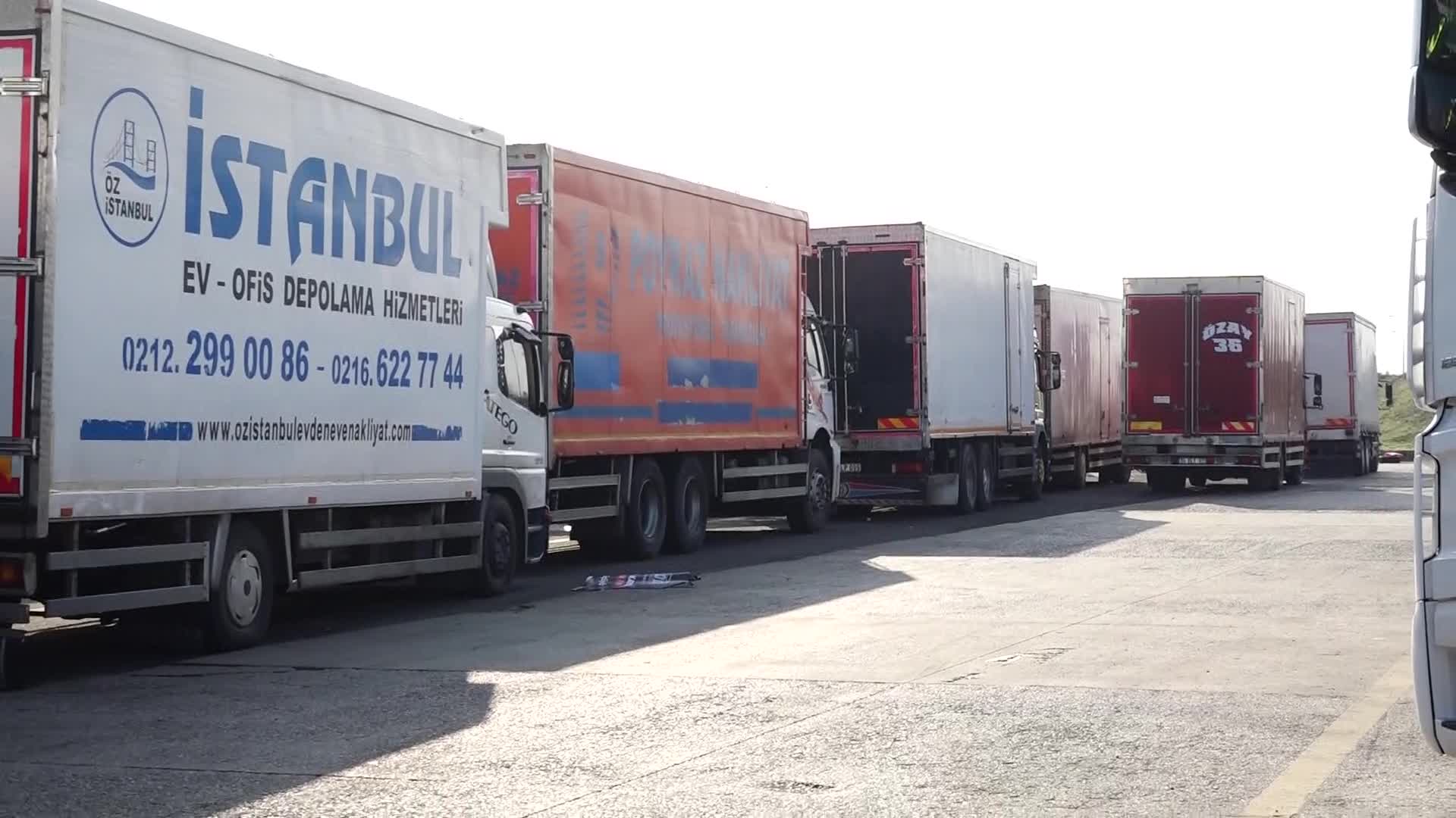 İSTANBUL VALİLİĞİ, HATAY'A 24 TIR YARDIM MALZEMESİ GÖNDERDİ