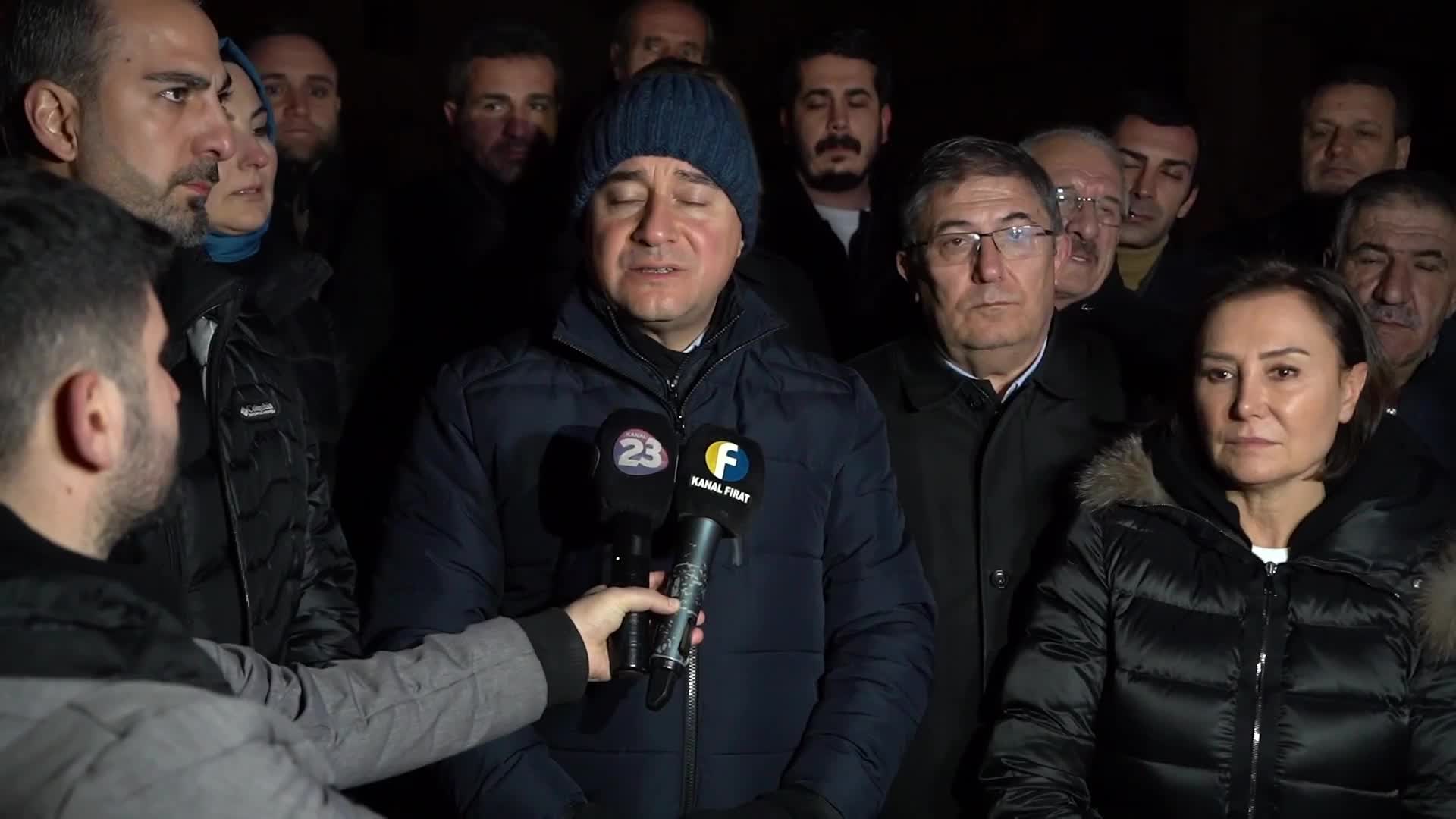 BABACAN, DEPREM BÖLGESİ ELÂZIĞ’DA: “MERKEZİ HÜKÜMET İMKANLARIYLA BU SORUN ÇÖZÜLMEZ, ÇÖZÜLEMEYECEK, YAPAMAYACAKLAR. YEREL YÖNETİMLERİN KAPASİTESİNİ HAREKETE GEÇİRMEK LAZIM”