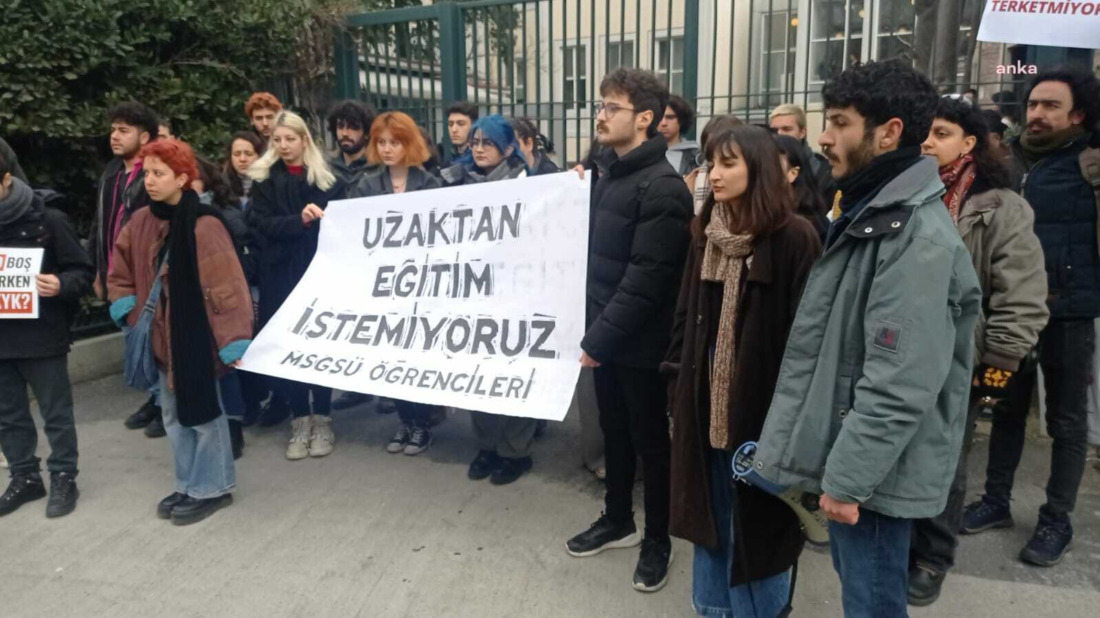 MİMAR SİNAN ÜNİVERSİTESİ ÖĞRENCİLERİNDEN “UZAKTAN EĞİTİM” PROTESTOSU: “ÖĞRENCİLERİ KAPI DIŞARI EDEREK, BARINMA KRİZİNİN ARTIRILMASINI KABUL ETMİYORUZ”