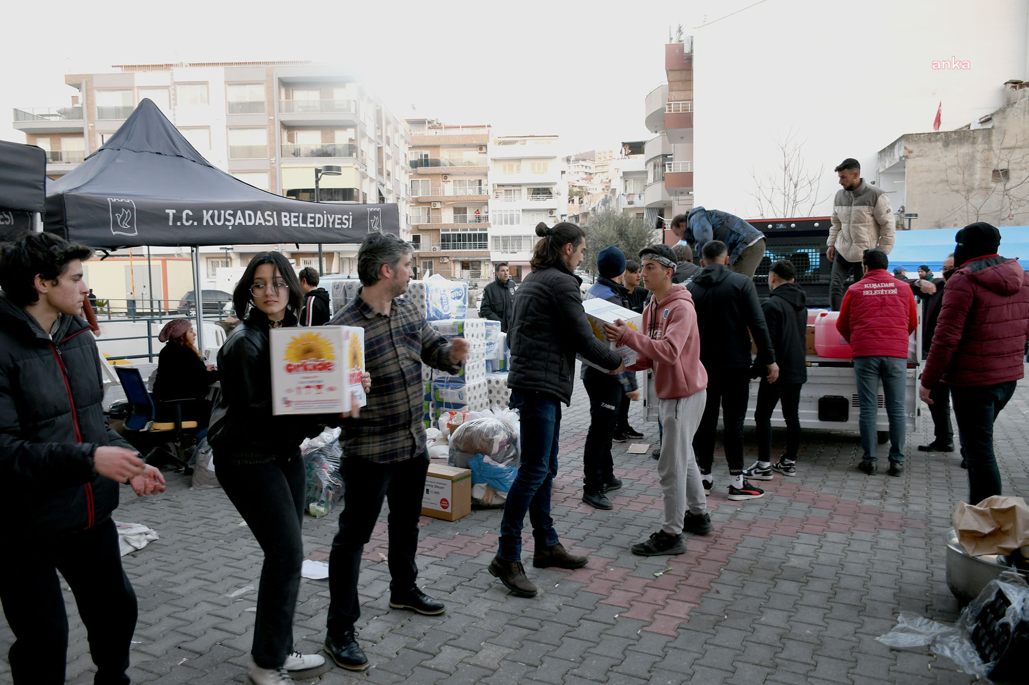 KUŞADASI’NDA YAŞAYAN YABANCILAR, DEPREMZEDELER İÇİN YARDIM KAMPANYASI DÜZENLEDİ