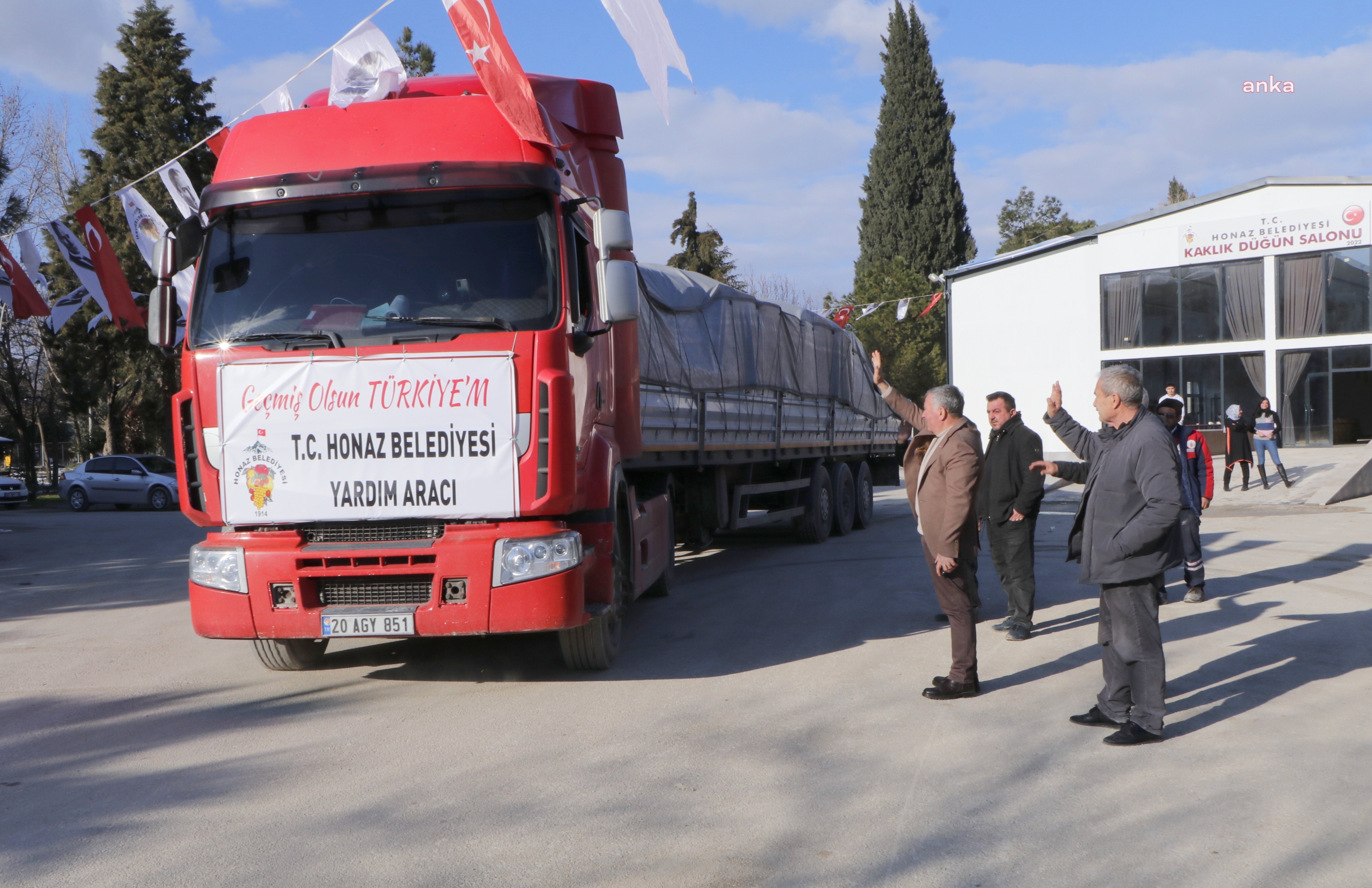 HONAZ’DAN DEPREM BÖLGESİNE 17 YARDIM ARACI GİTTİ