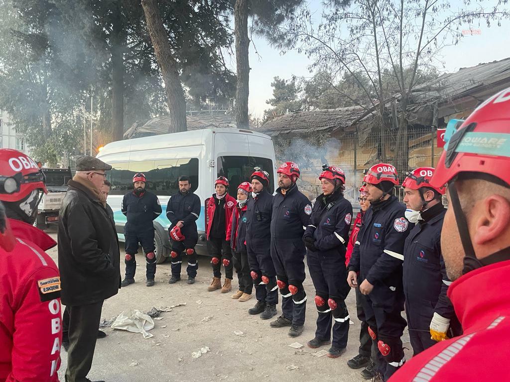 ODUNPAZARI BELEDİYE BAŞKANI KURT, HATAY'DA BELEDİYENİN KURTARMA EKİBİNİ ZİYARET ETTİ