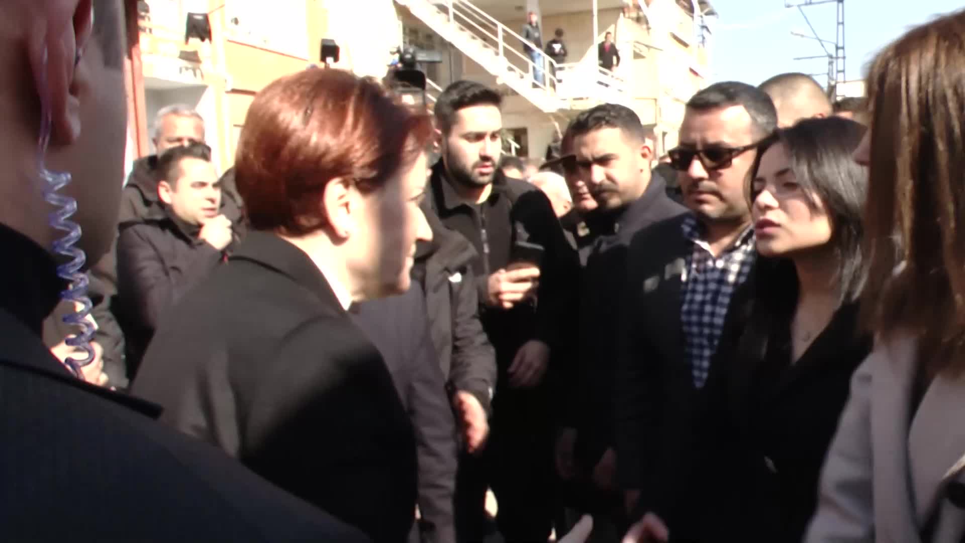 MERAL AKŞENER'İN ZİYARET ETTİĞİ ADANALI DEPREMZEDE: “BİR BU EVLADIM, BİR DE NİŞANLISI SAĞ KURTULDU. BİR AİLEM GİTTİ”