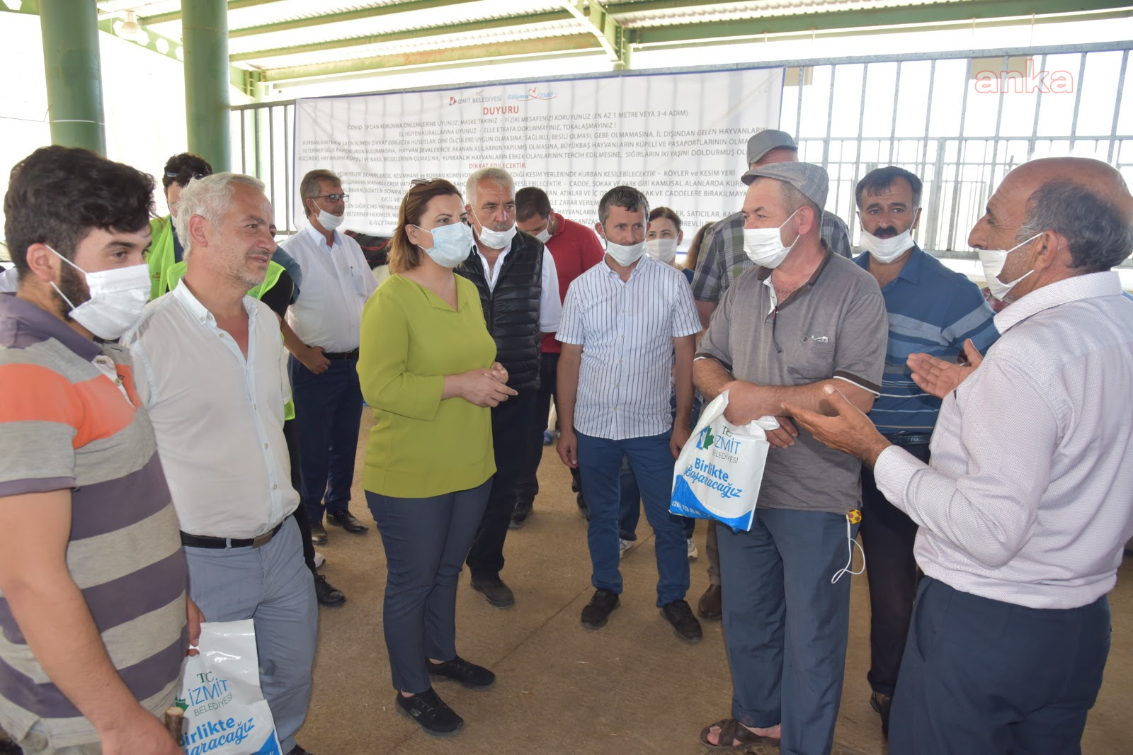 İZMİT BELEDİYE BAŞKANI HÜRRİYET, KURBANLIK SATICILARININ BAYRAMINI KUTLADI