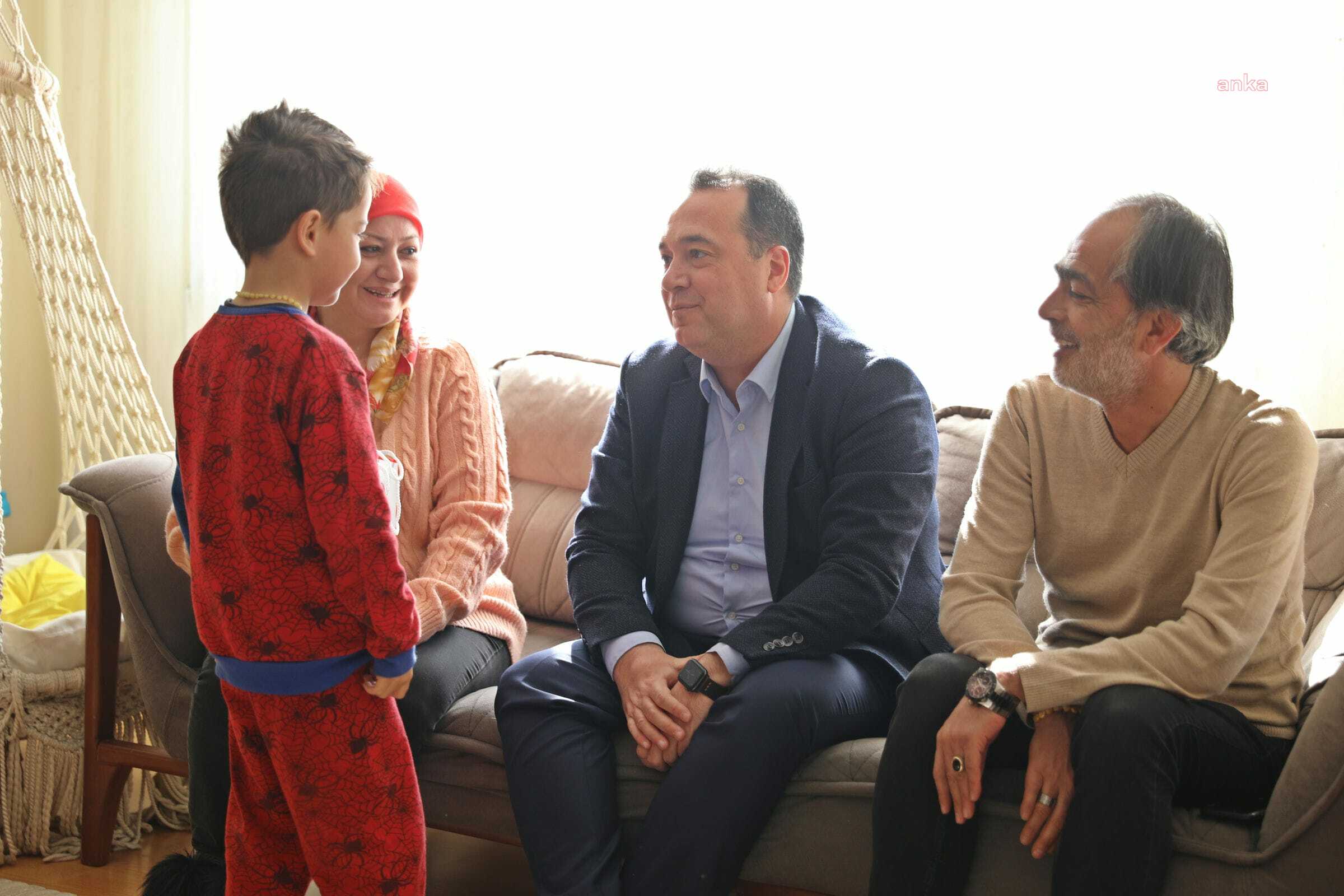 BELEDİYE BAŞKANI DUTLULU, AKHİSAR’DA EVLERE YERLEŞTİRİLEN DEPREMZEDELERİ ZİYARET ETTİ